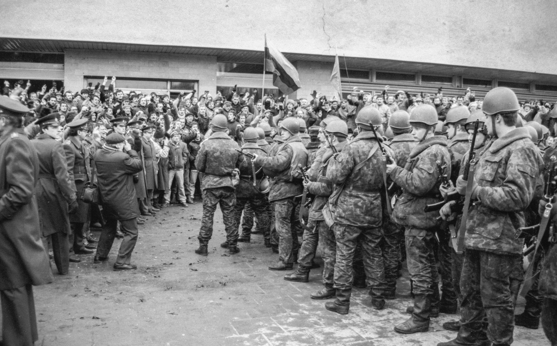 1991 m. sausio 11 d. Minia prie Spaudos rūmų Vilniuje. Tą dieną 12 val. SSRS kariuomenės tankai ir šarvuočiai užgrobė Spaudos rūmus. Akcijos metu SSRS kariškiai panaudojo šaunamuosius ginklus. ©Paulius Lileikis