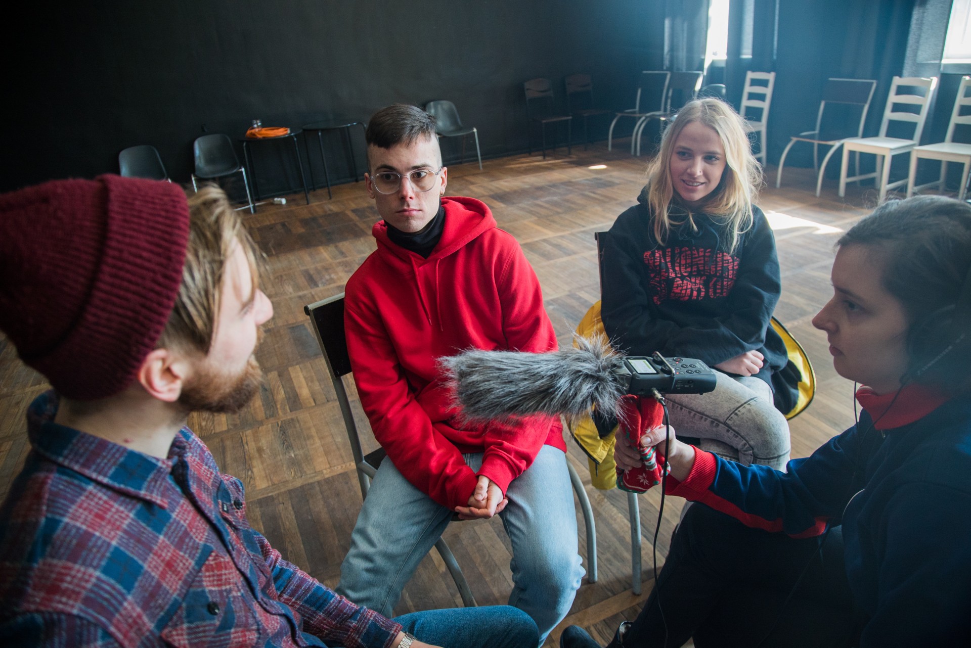 Su Tomu ir Andželika kalbamės kultūros bare „Kablys“, vienoje aktyviausių hiphopo koncertų vietų Vilniuje. ©Mindaugas Drigotas