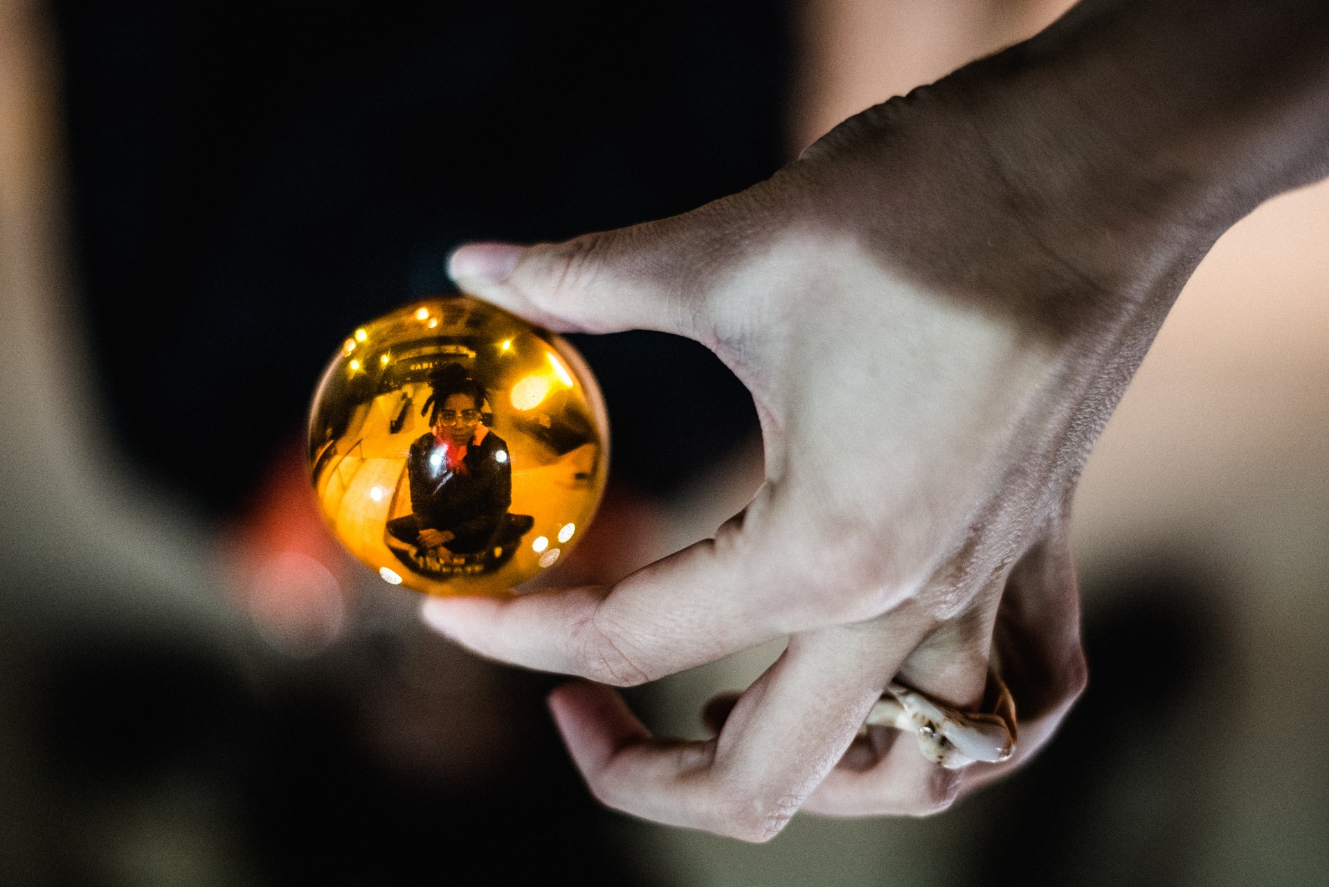 Chelsea portretas jai fanų Japonijoje padovanoto „Dragon Ball“ kamuoliuko atspindyje. ©Berta Tilmantaitė