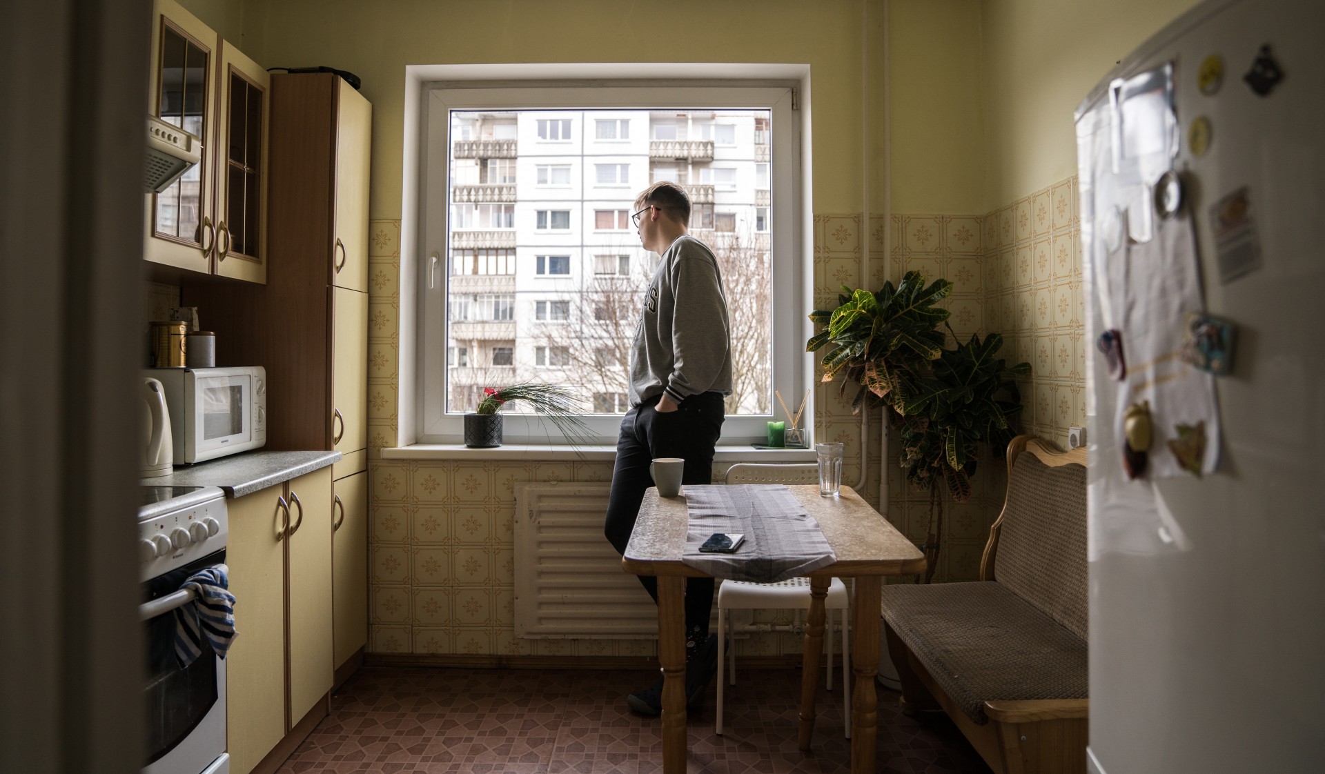 Dovydas savo namų virtuvėje. Šiandien, po trijų savaičių pertraukos, jis vėl pradės dirbti maisto kurjeriu.