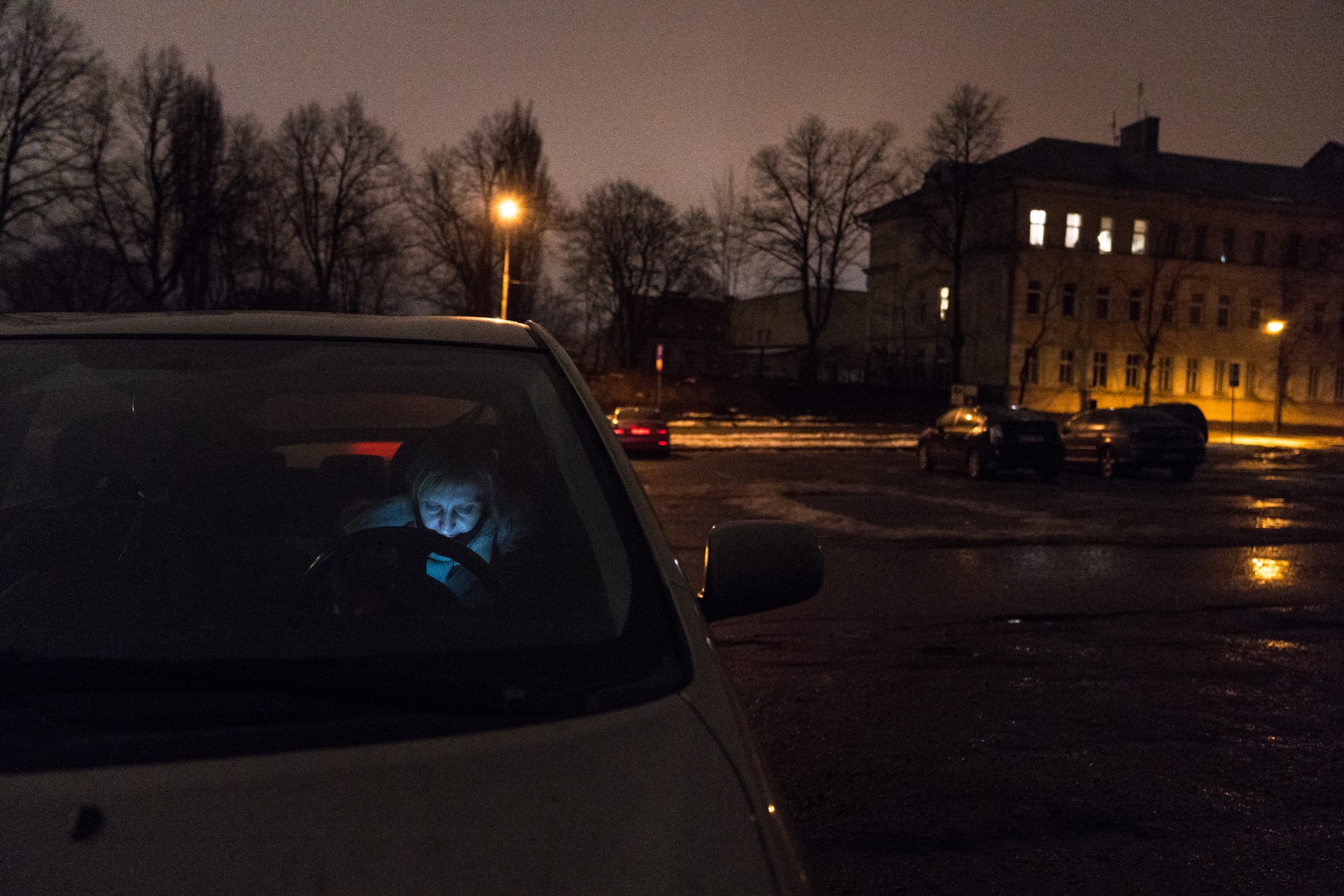 Ramutė laukia naujo užsakymo savo automobilyje ant Tauro kalno. Kol jo nėra, moteris laiką leidžia programėlėje „Telegram“, kur renkasi „Bolt Food“ kurjeriai. Čia jie dalinasi savo istorijomis, klausia, ar yra užsakymų mieste, bendrauja.