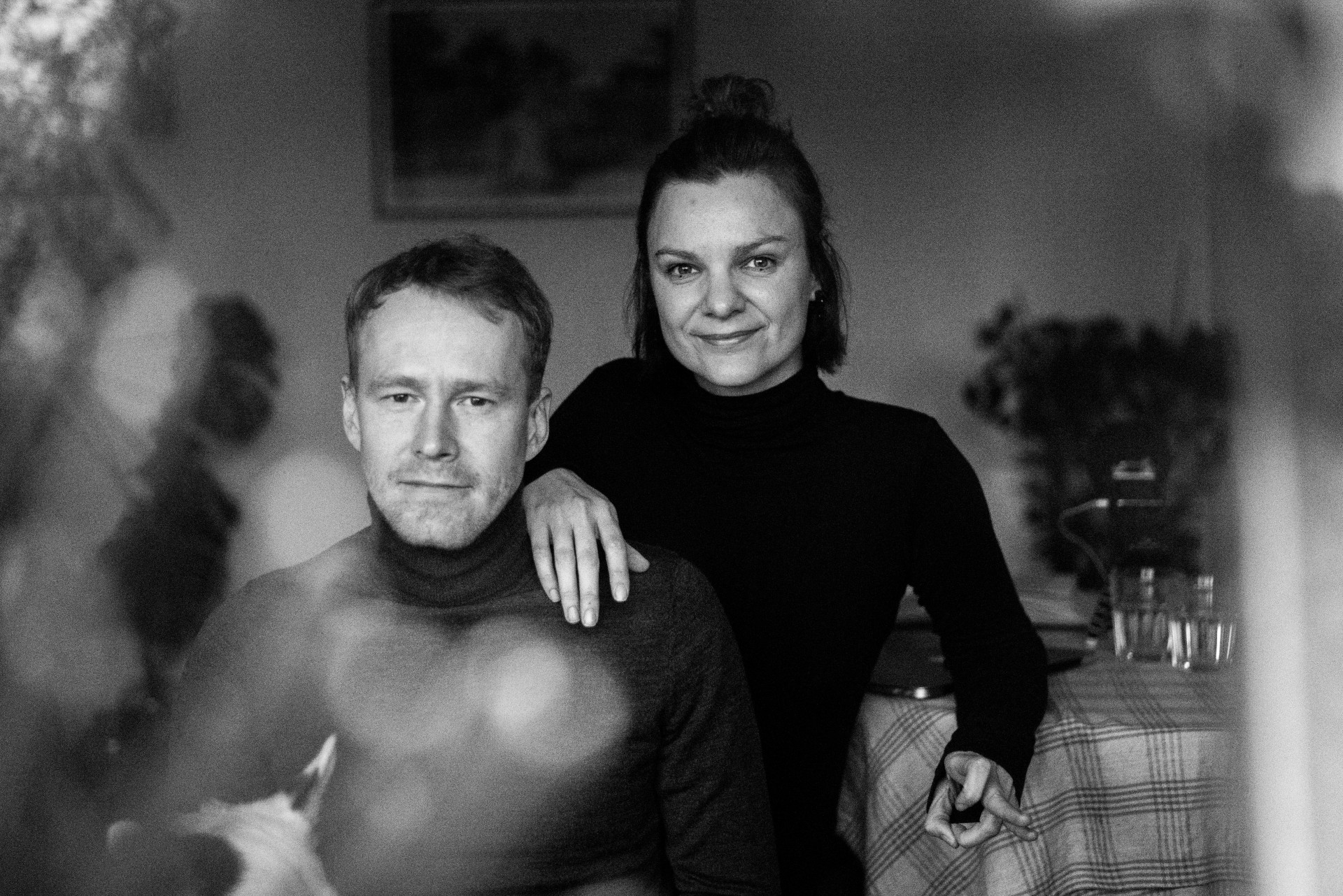 Berta Tilmantaitė yra fotografė ir žurnalistė, viena NARA įkūrėjų. Andrius Jančiauskas – psichologas Vilniaus miesto psichikos sveikatos centre, „Jaunimo linijos“ savanorių mokytojas, taip pat konsultuojantis privačiai. ©Severina Venckutė