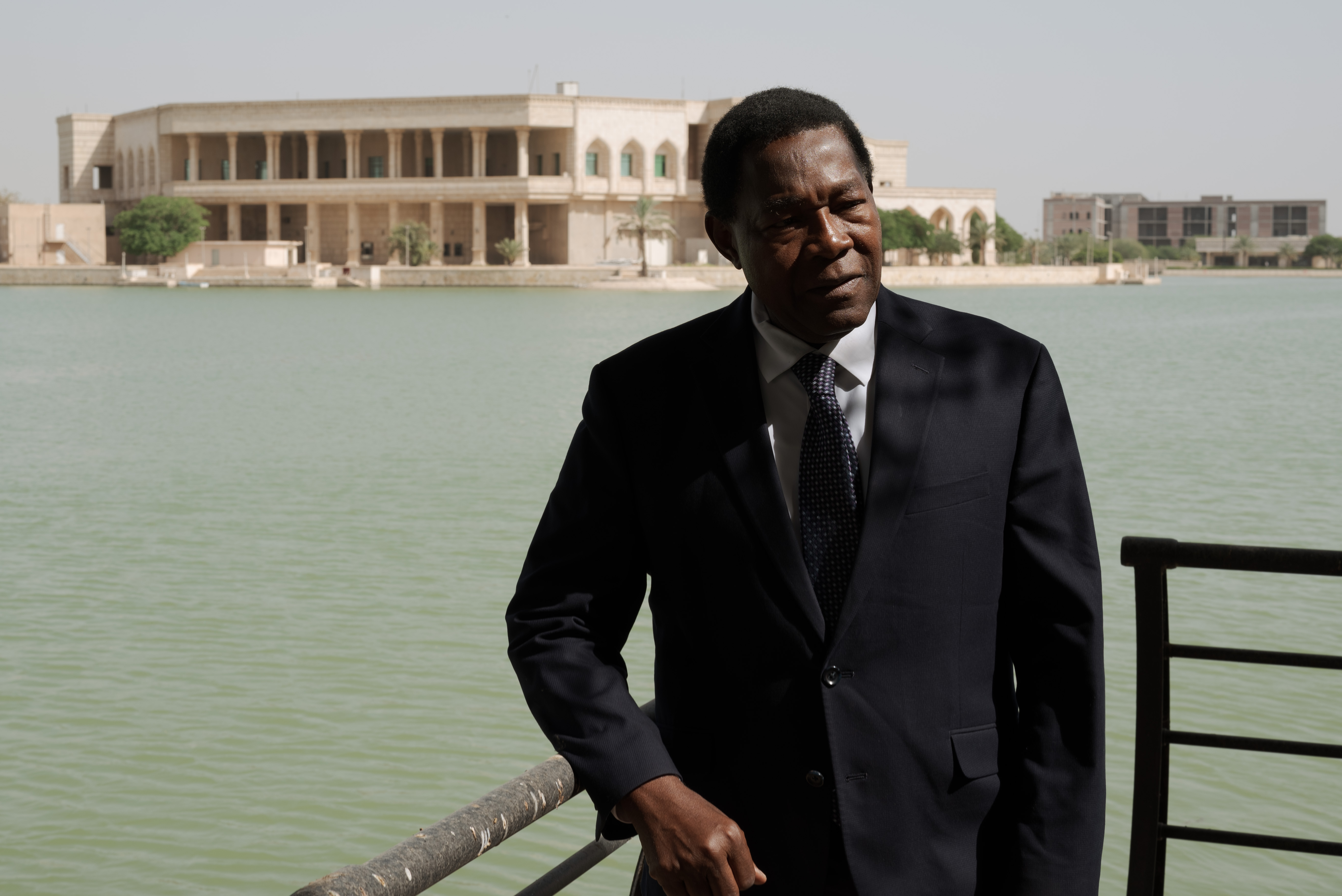 Amerikos universiteto Bagdade (American University in Baghdad, AUB) klimato centro direktorius dr. Davidas M. Kargbo. Jam už nugaros – Saddamo Husseino rūmai. ©Julija Stankevičiūtė