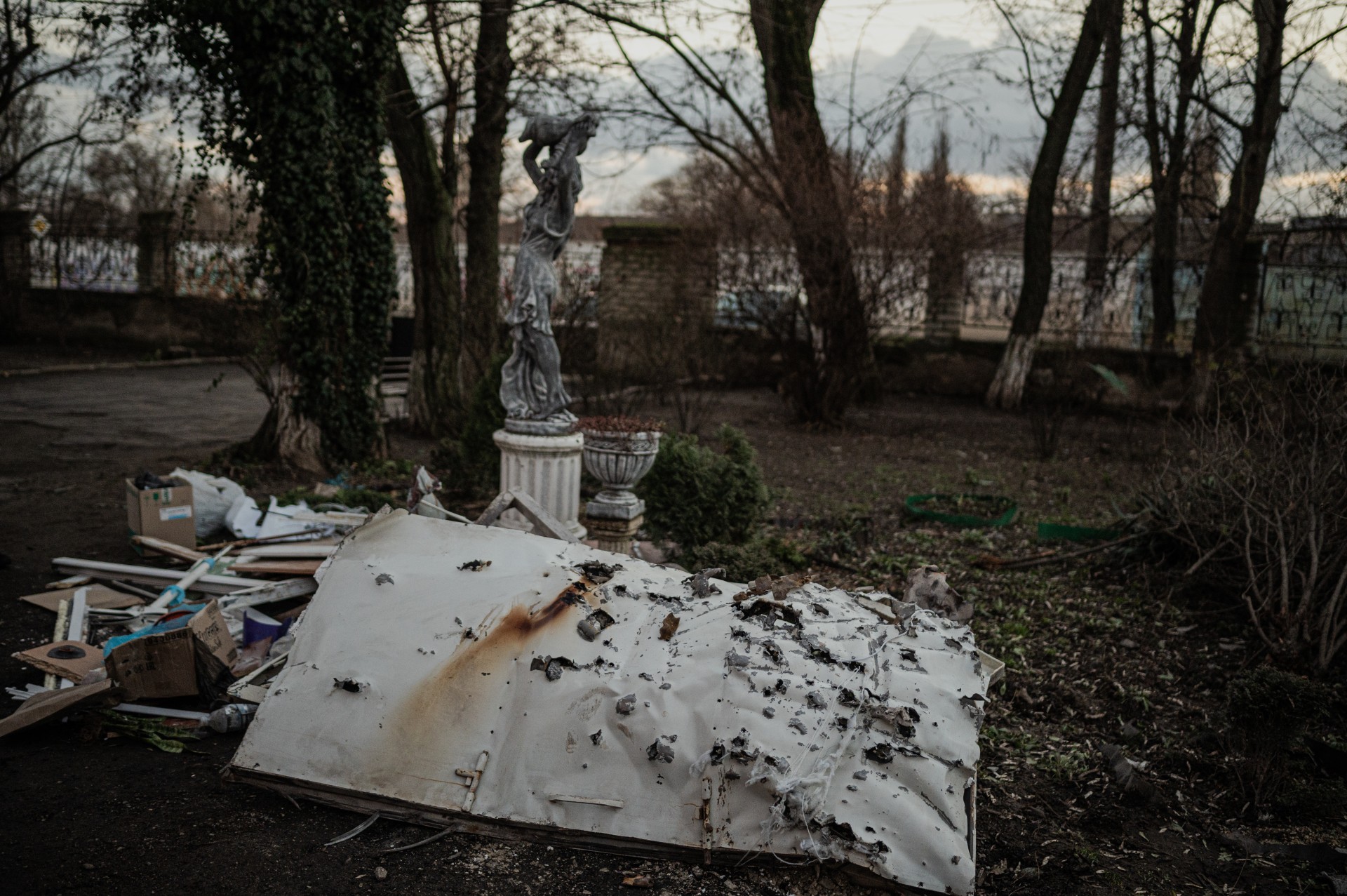 Sprogimo bangos išmuštos durys prie gimdymo namų pastato.