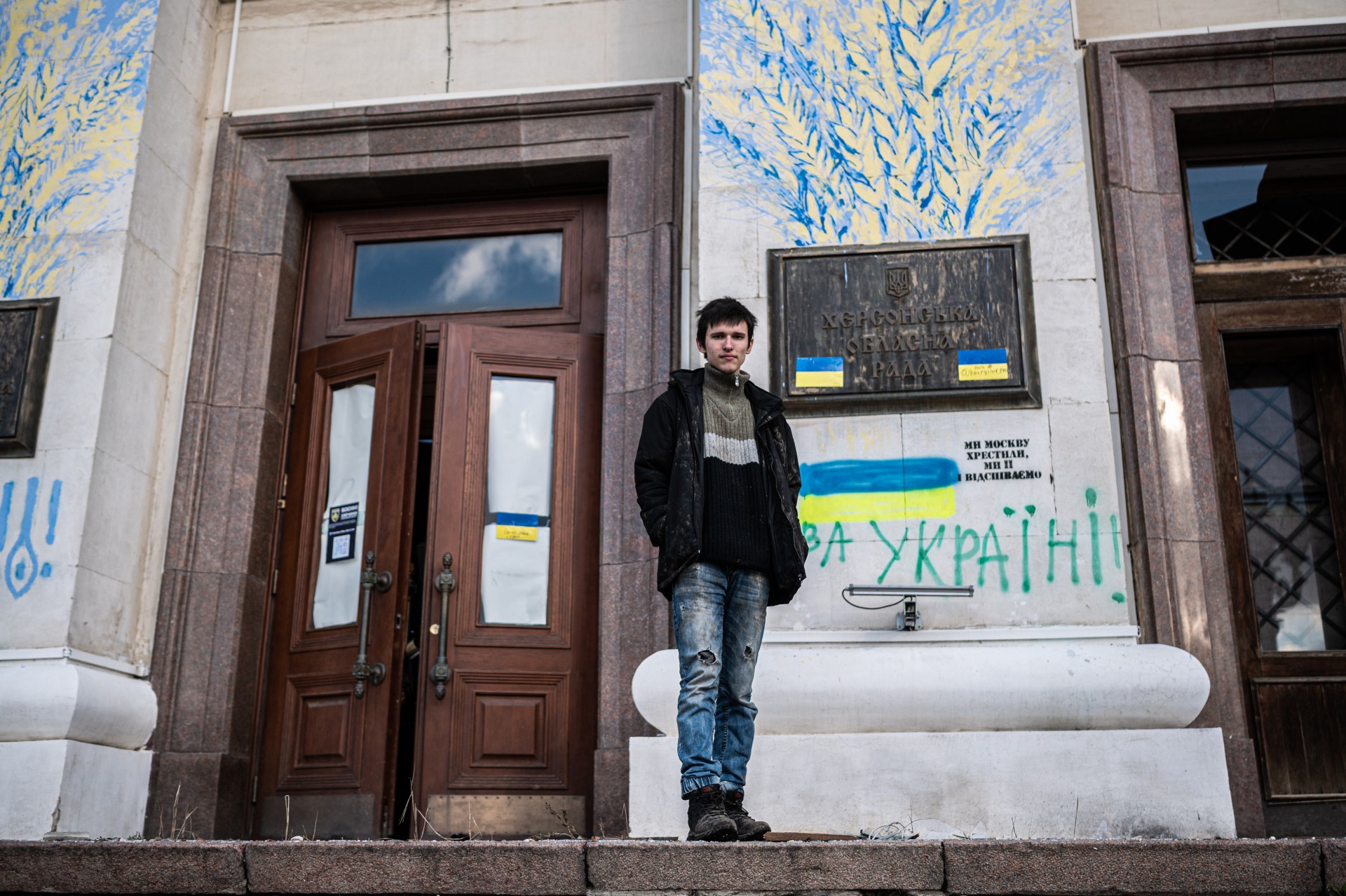 Oleksijus prie Chersono miesto administracijos pastato.