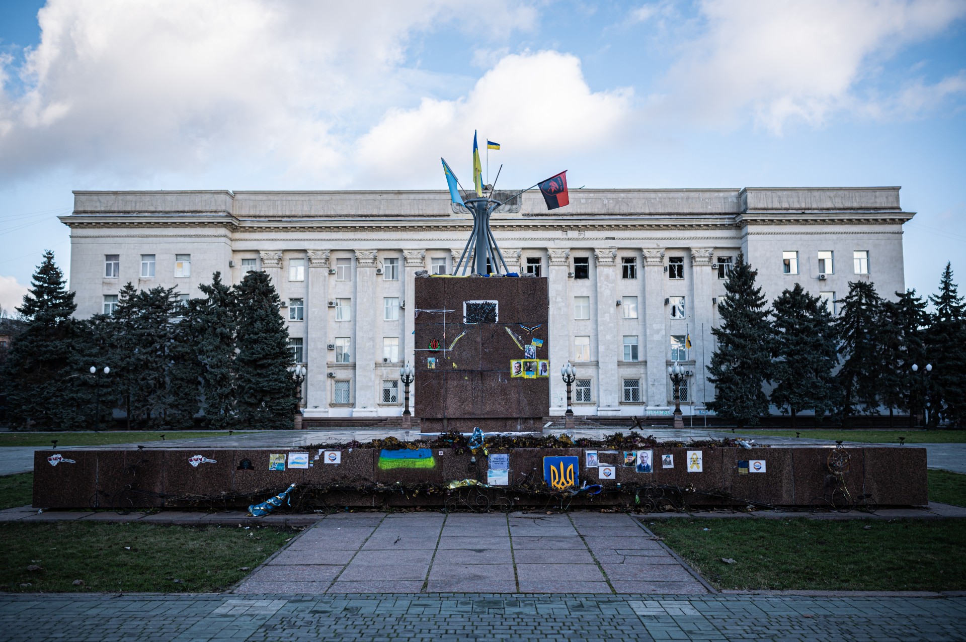 Žuvusiujų Ukrainos karių portretai ir užrašai Chersono pagrindinėje aikštėje, kur vyko proukrainietiškos demonstracijos.