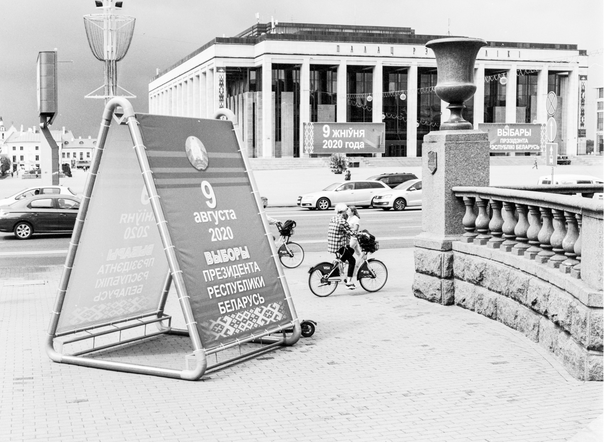 Afiša informuojanti apie prezidento rinkimus Nepriklausomybės prospekte.