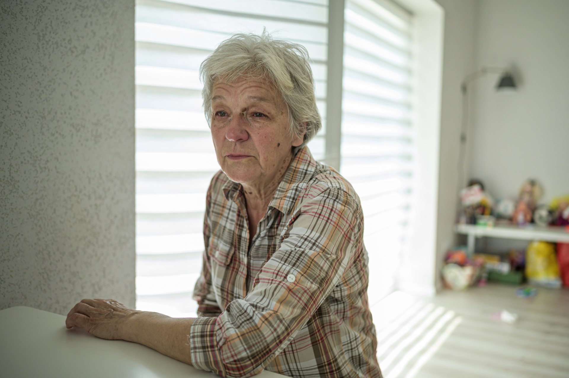 Sviatlanos mama Tamara negali sulaikyti ašarų pagalvojusi apie dukros ir anūkų išskyrimą ant sienos. Ji sako, kad norėtų pažiūrėti tą padariusiam pareigūnui į akis.