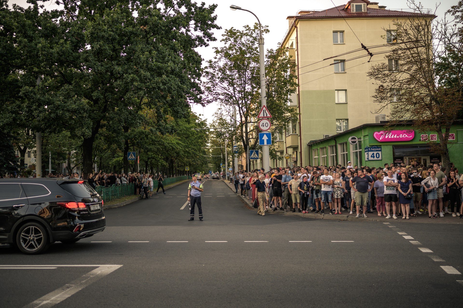 Po mitingo žmonės eina maršu per Minsko gatves. Eisena yra sekama ir stebima milicijos. Tūkstantinė minia eina tik šaligatviais, kantriai laukia žalios šviesos šviesoforuose. ©Denis Vėjas