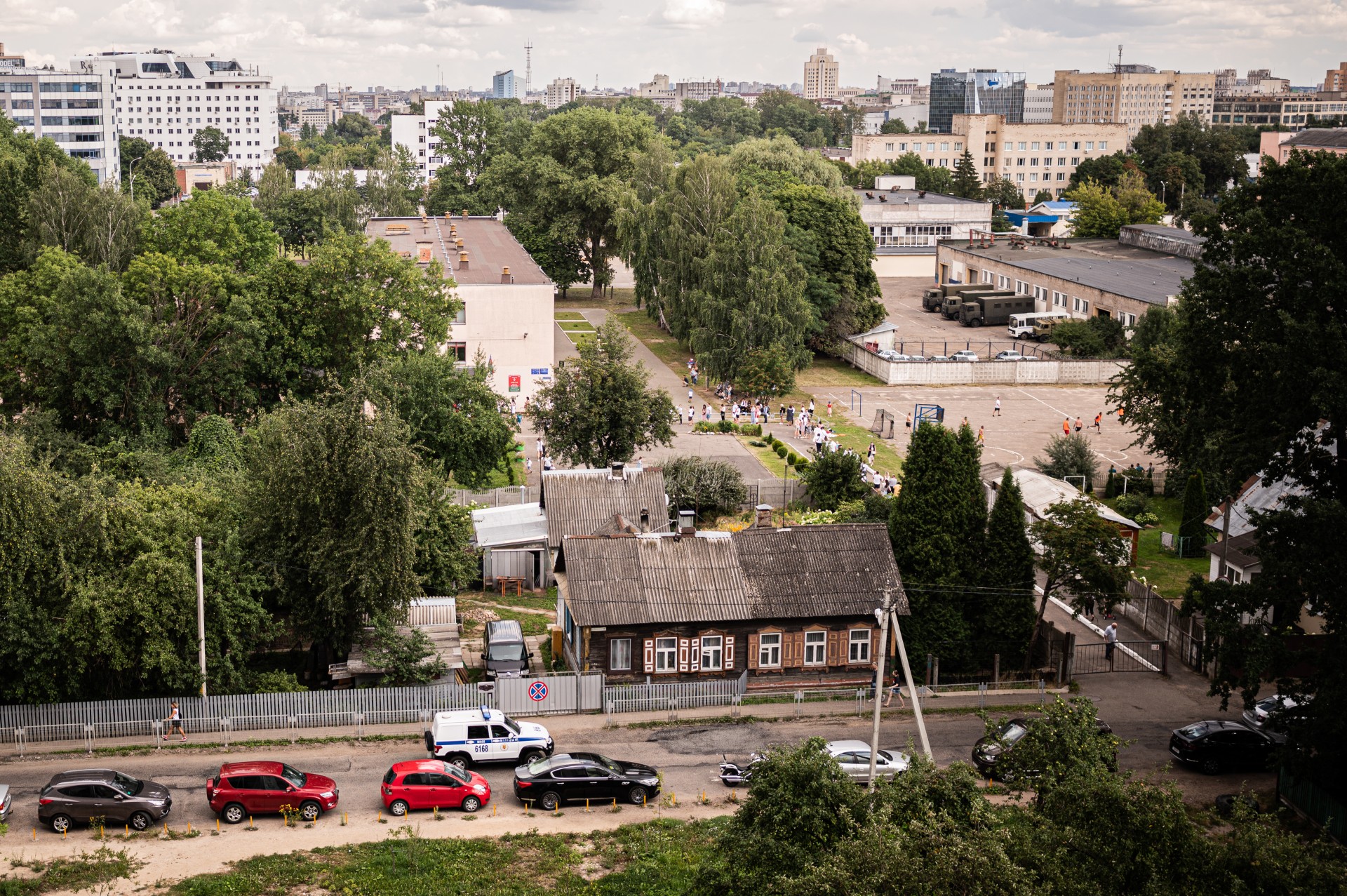 Pro savo „Airbnb“ langą stebime vieną iš rinkimų apylinkių. ©Denis Vėjas
