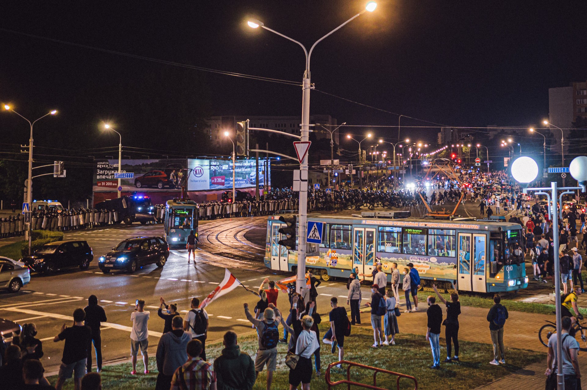 Protestuotojai renkasi priešais OMONĄ. ©Denis Vėjas