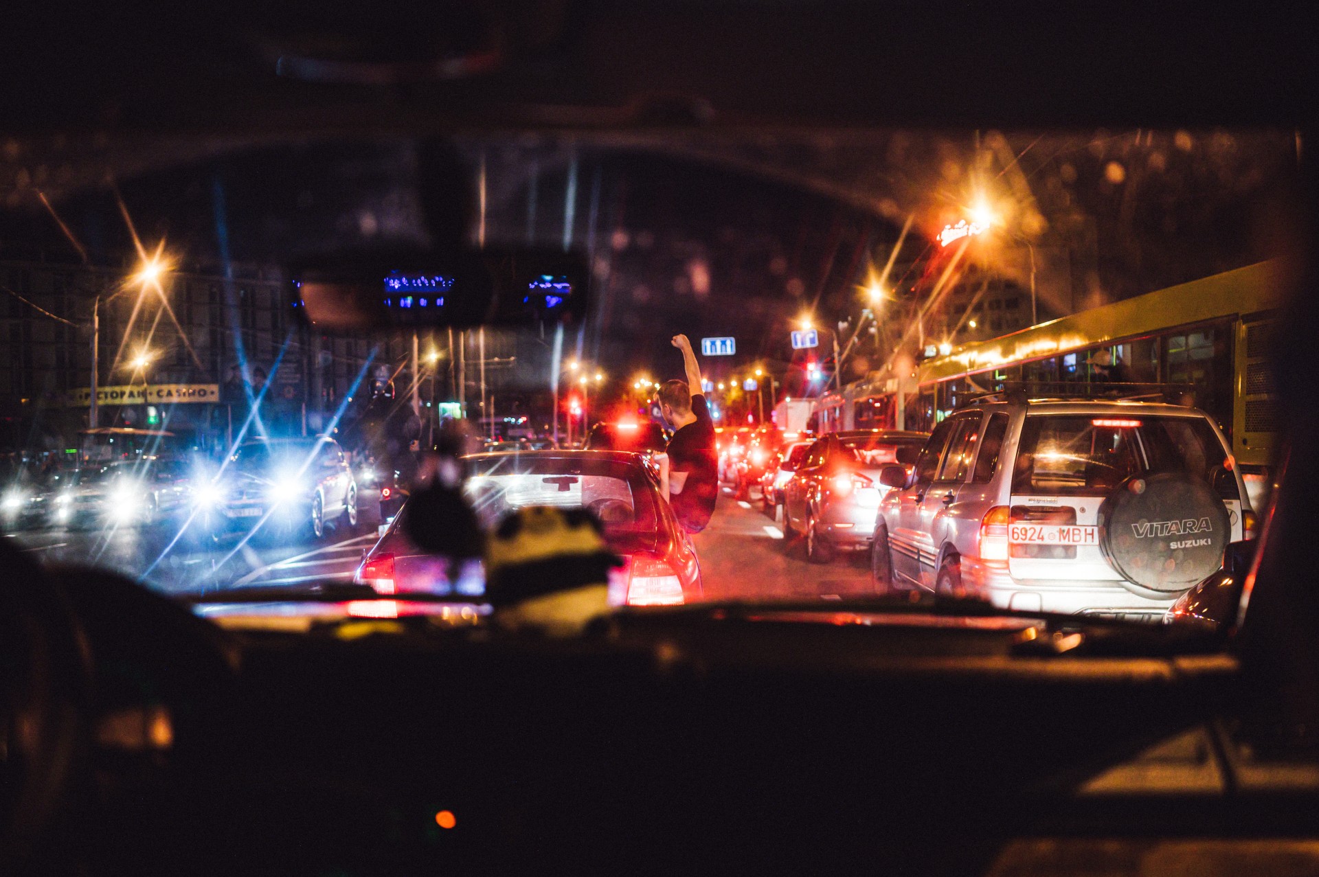 Kolonos trukdo OMONO ir milicijos transportui pasiekti protestuotojus. ©Denis Vėjas
