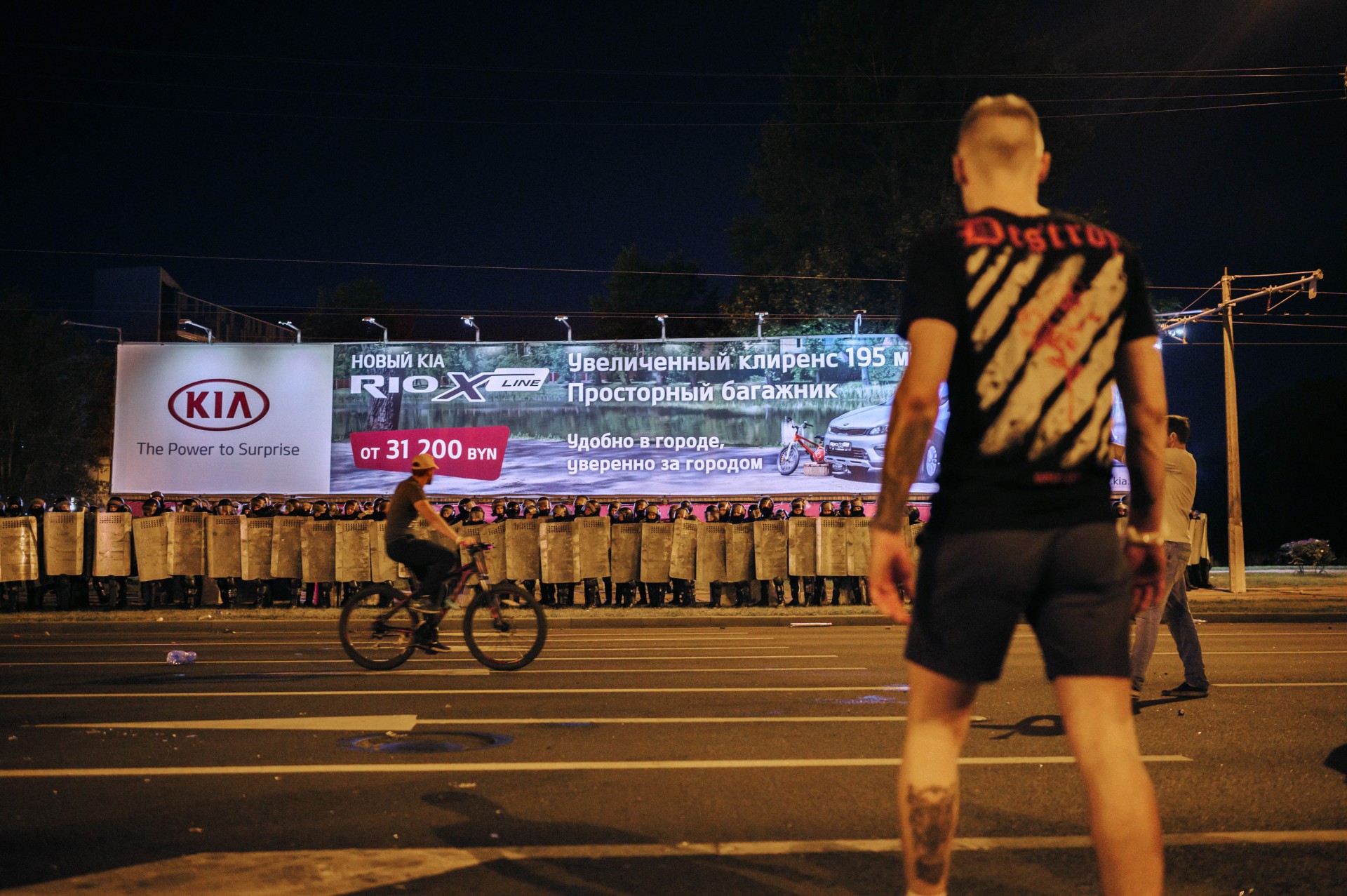 Pavieniai protestuotojai artėja prie OMONO sienos pirmąjį protestų vakarą. ©Denis Vėjas