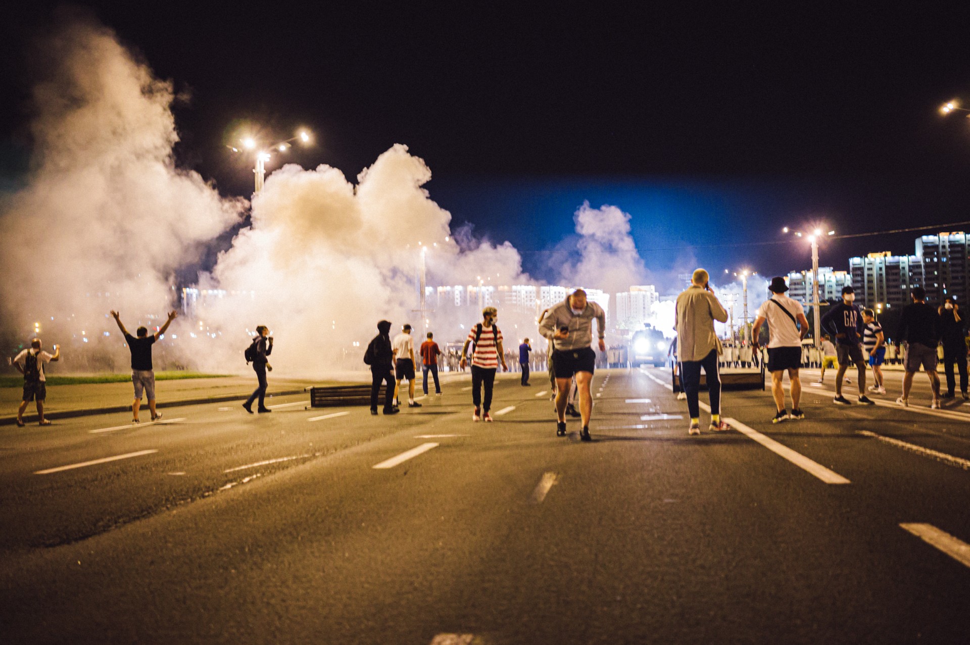 Protestuotojai bėga nuo garsinių ir ašarinių dujų granatų pirmąją protestų naktį. ©Denis Vėjas