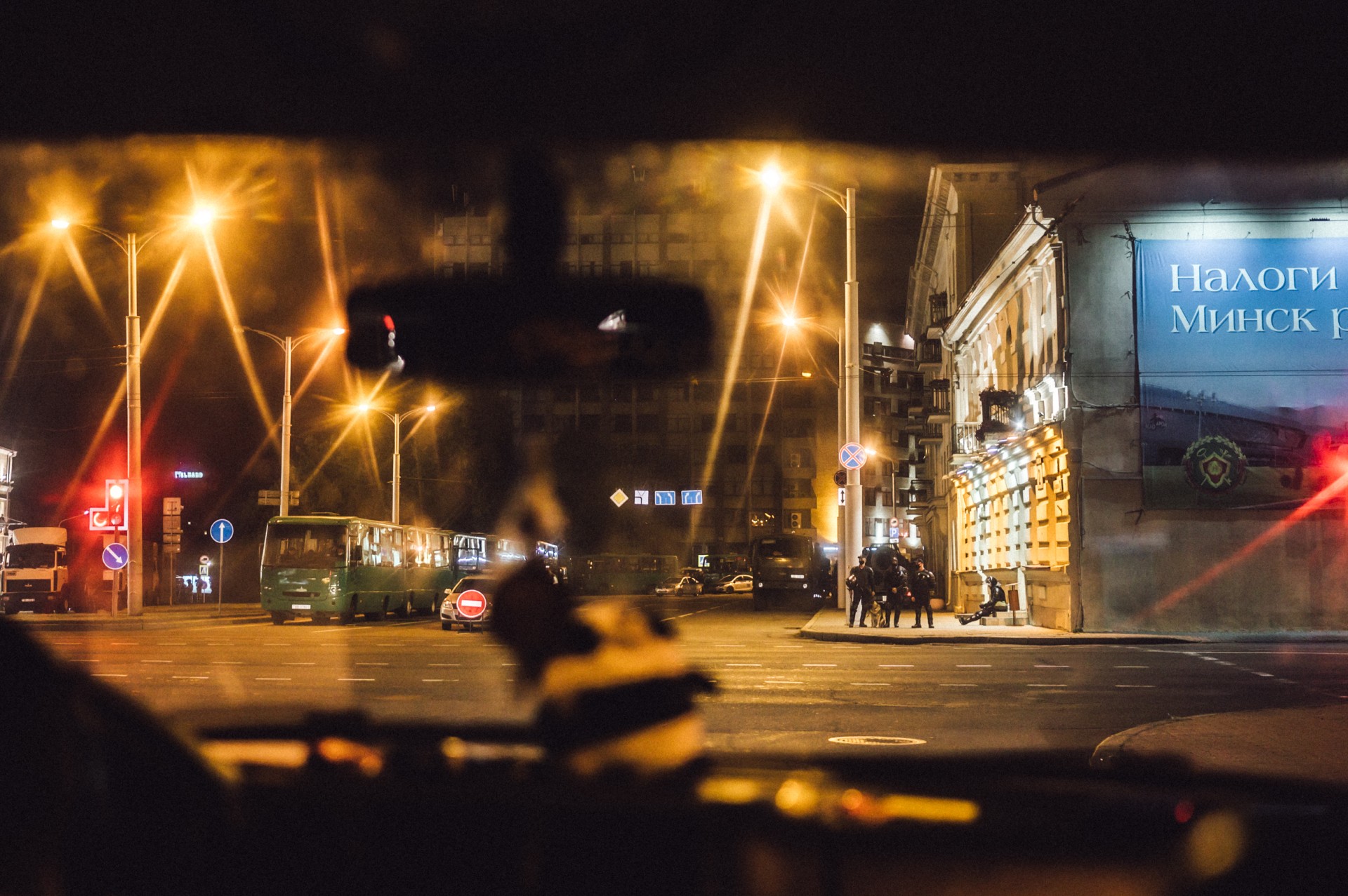 Antrą protestų vakarą milicijos blokpostas prie įvažiavimo į miesto centrą. ©Denis Vėjas