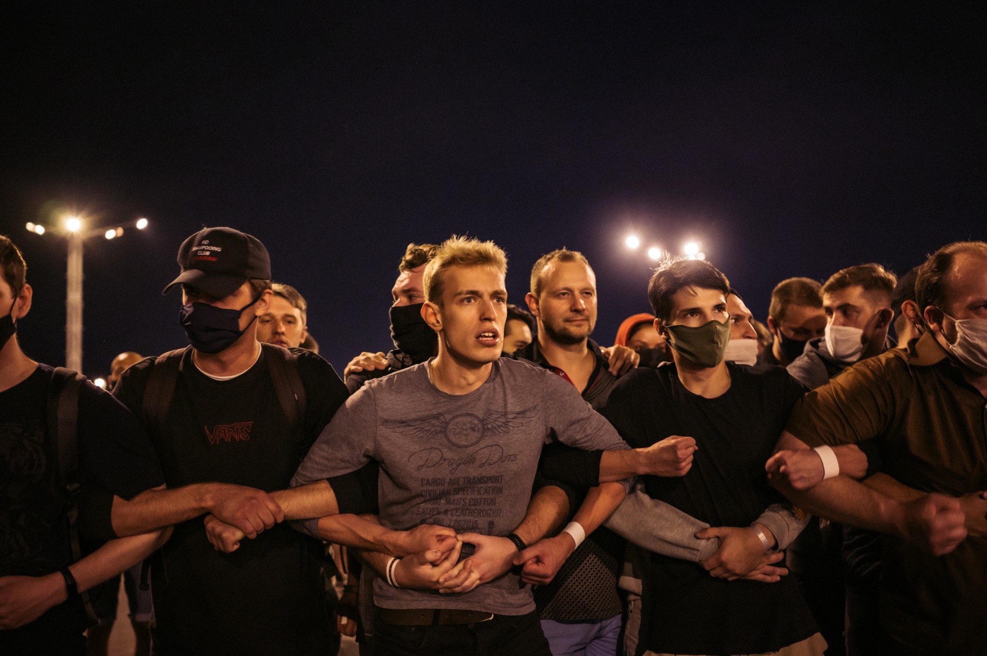 Protestuotojai sudarė gyvas grandines, kad milicija negalėtų jų išskirti iš minios. ©Denis Vėjas