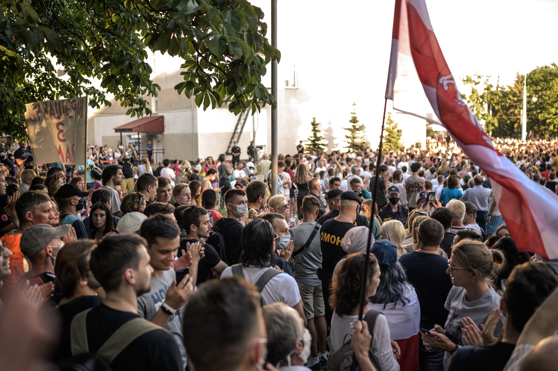Opozicijos mitingas Kyjivo parke, OMONAS akylai stebi susirinkusiuosius. ©Denis Vėjas