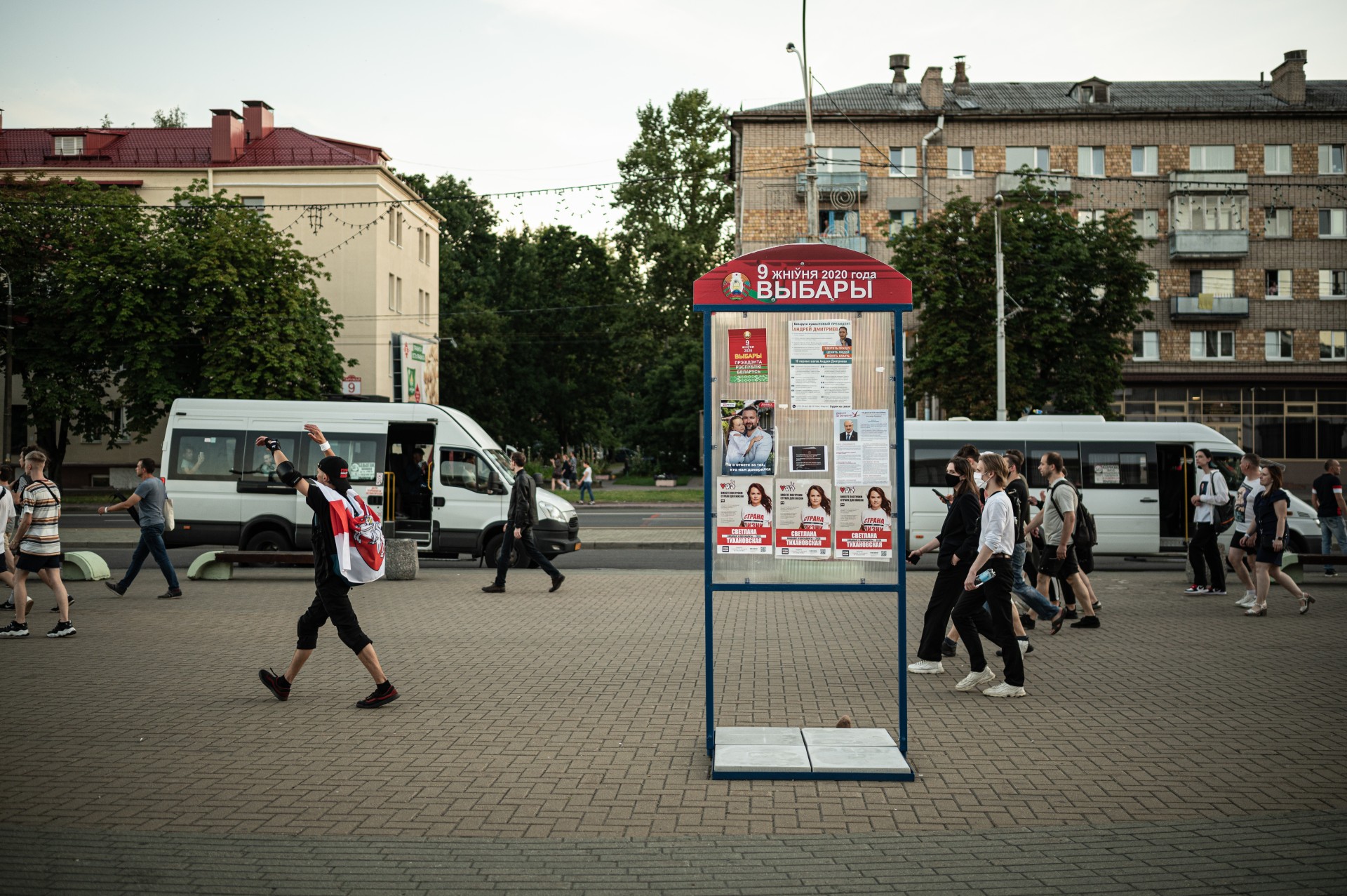 Kelios dienos iki rinkimų Minske. Skelbimų lentoje – agitaciniai plakatai. ©Denis Vėjas