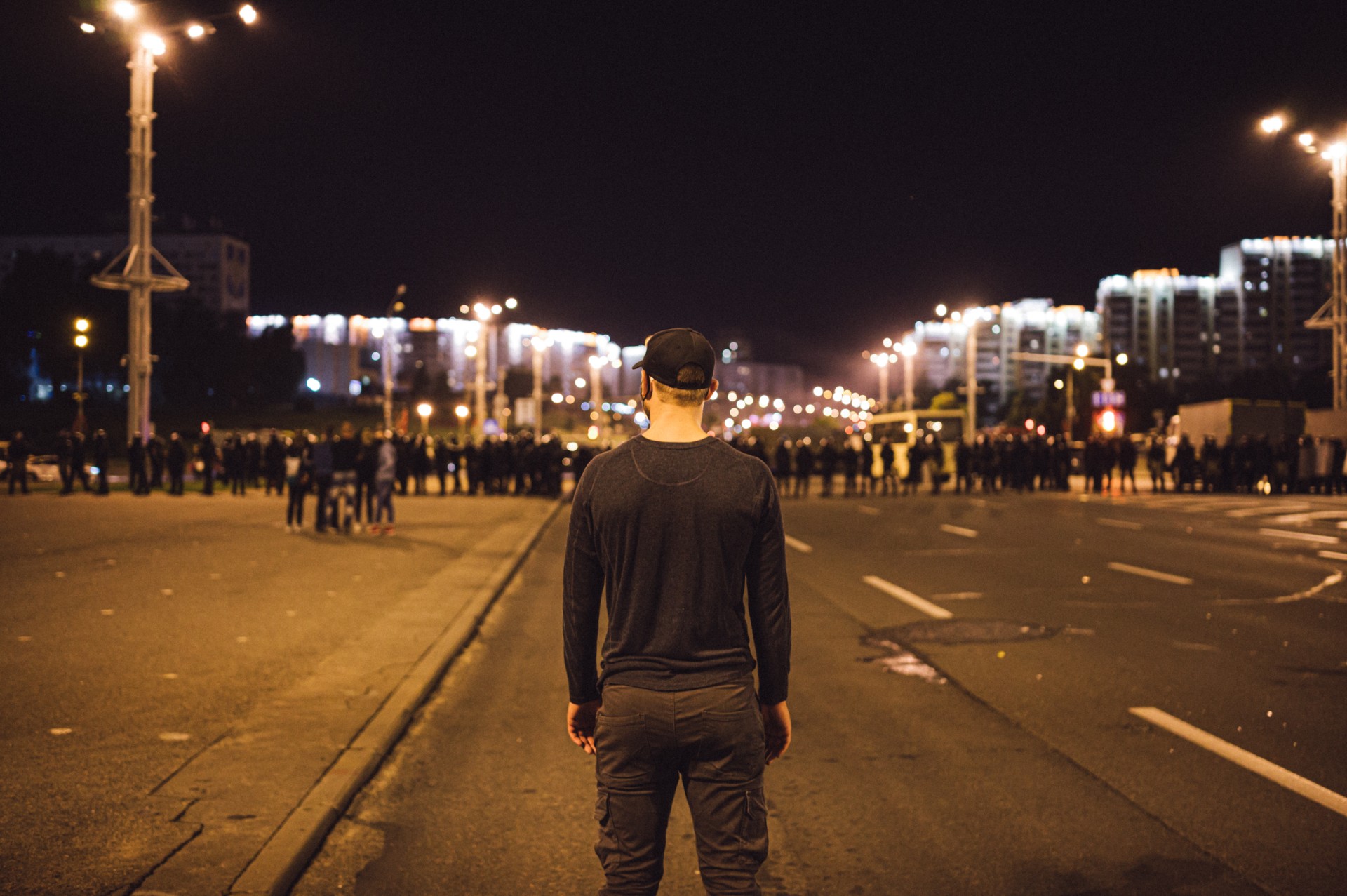 Protestuotojas stovi priešais OMONO kordoną netoli Minsko stelos. ©Denis Vėjas