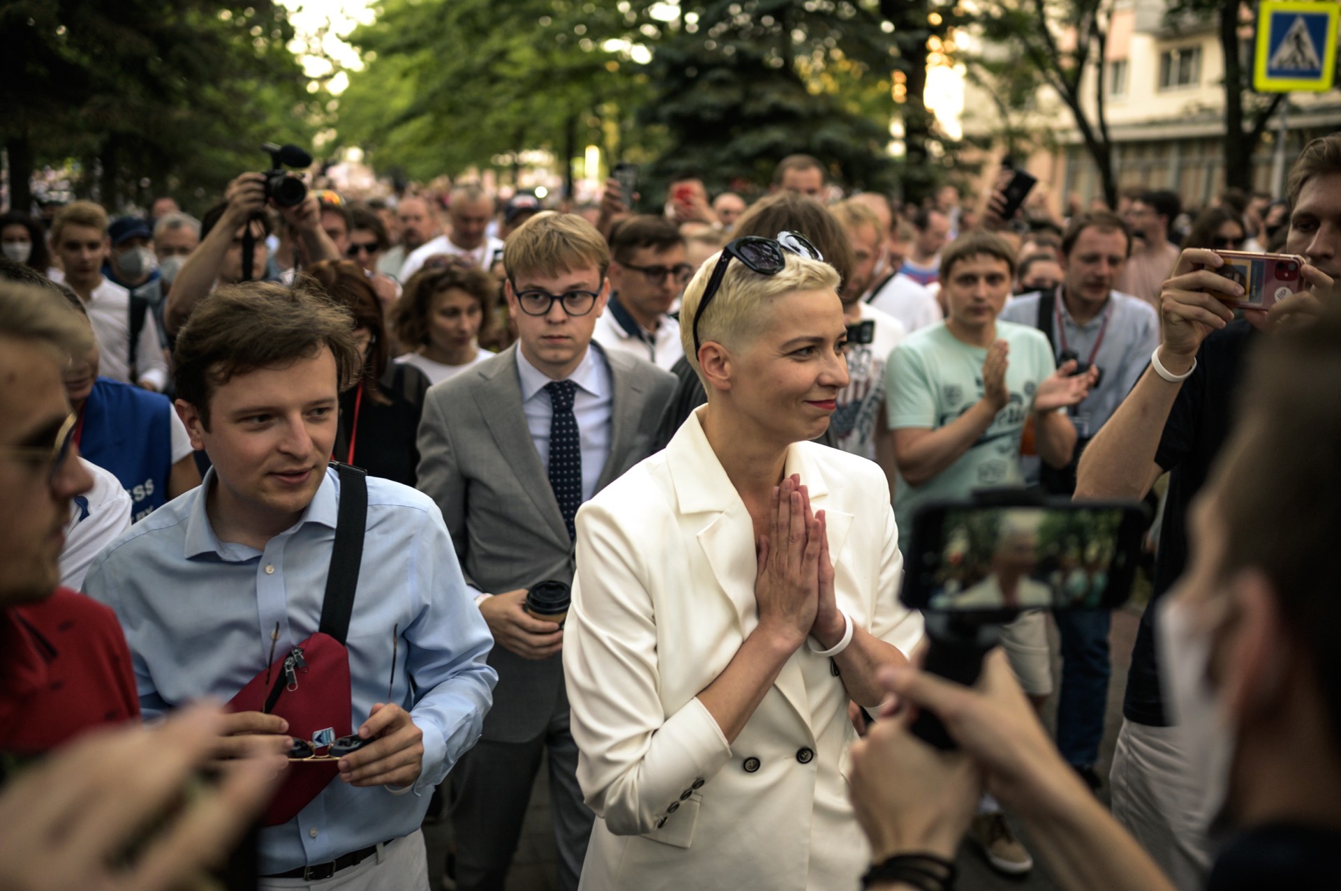 Maryja Kalesnikava kartu su Viktaro Babarykos strategijos ir komunikacijos patarėju Antonu Radniankou ir teisininku Ilja Salei palieka Kyjivo parką ir išveda minią į Minsko gatves. Rugsėjo pradžioje visi trys bus suimti Baltarusijos specialiųjų tarnybų. Kalesnikavai teismas skirs 11 metų laisvės atėmimo, o Radniankou ir Salei (po metų kalėjimo) paliks Baltarusiją. ©Denis Vėjas Maryja Kalesnikava kartu su Viktaro Babarykos strategijos ir komunikacijos patarėju Antonu Radniankou ir teisininku Ilja Salei palieka Kyjivo parką ir išveda minią į Minsko gatves. Rugsėjo pradžioje visi trys bus suimti Baltarusijos specialiųjų tarnybų. Kalesnikavai teismas skirs 11 metų laisvės atėmimo, o Radniankou ir Salei (po metų kalėjimo) paliks Baltarusiją. ©Denis Vėjas