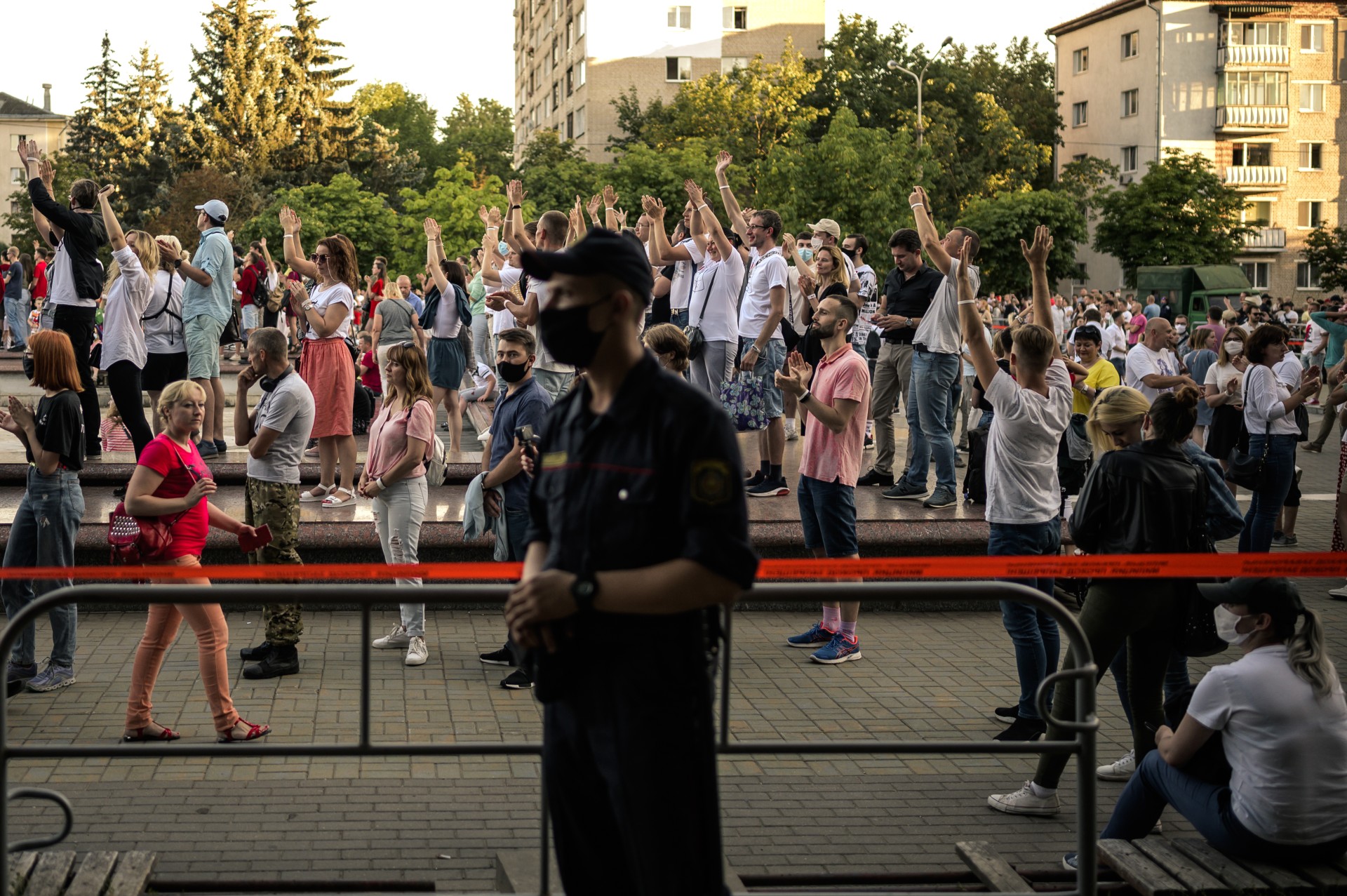 Raudonu ant balto: Baltarusijos protestai, apnuoginę režimą pasauliui