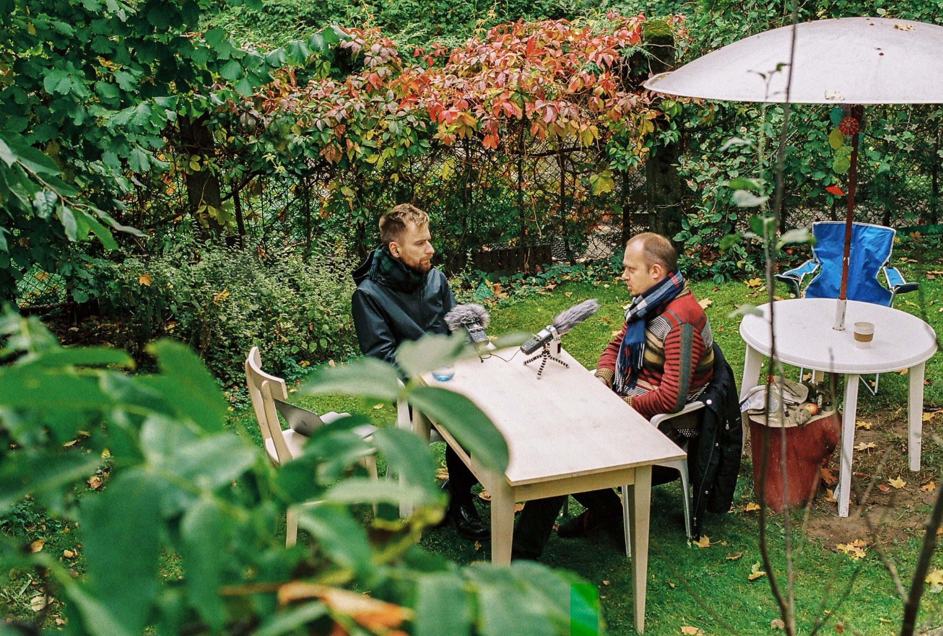 Žurnalistas Karolis Vyšniauskas ir Liutauras Gudžinskas interviu Antakalnyje, kur ir buvo parašyta didelė dalis atnaujintos Socialdemokratų partijos programos. ©Martyna Šulskutė