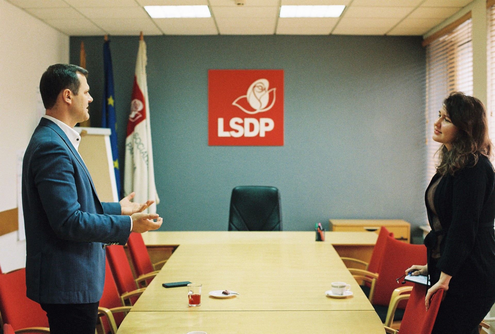 Gintautas Paluckas ir žurnalistė Indrė Kiršaitė Socialdemokratų būstinėje Vilniuje. ©Martyna Šulskutė