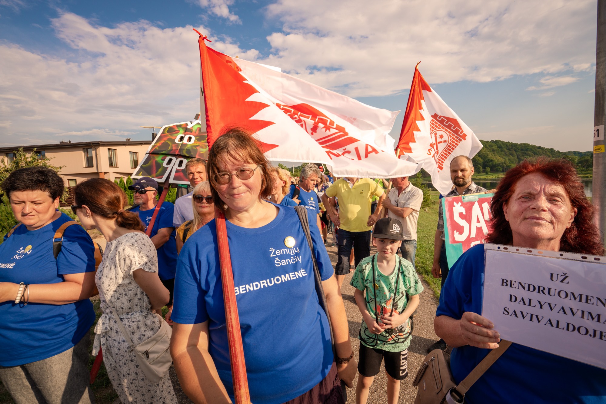 Gidė Rolanda Girskienė neša Šančių vėliavą eitynėse už demokratiją ir teisę į savivaldą Kaune, 2019 m. ©Darius Petrulis