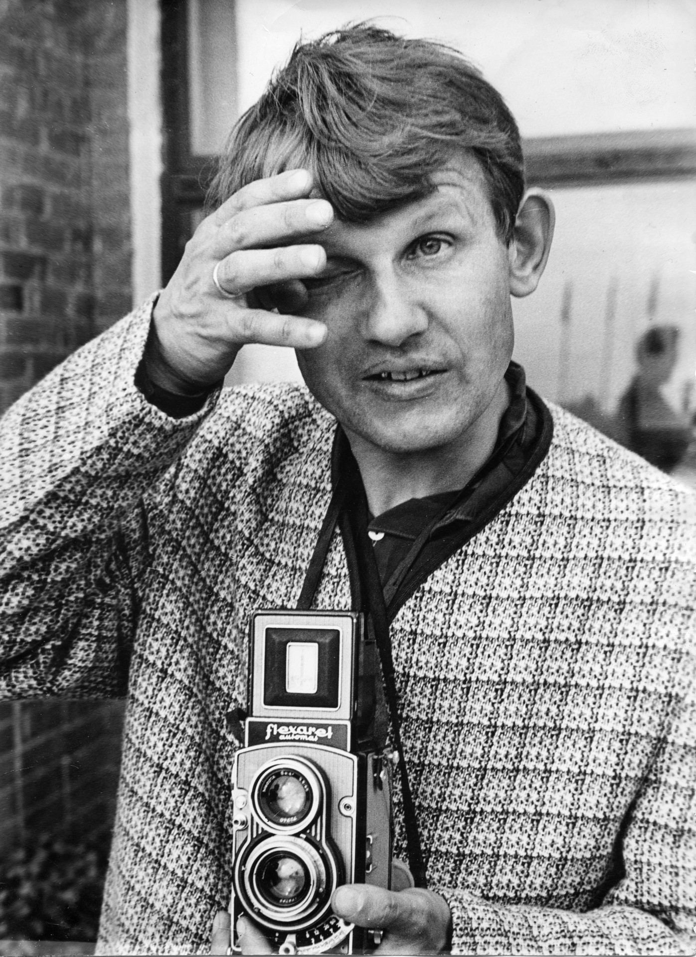 Benjamino portretas jaunystėje. Rankose jo fotoaparatas „Flexaret“. ©Tauragės krašto muziejus „Santaka“