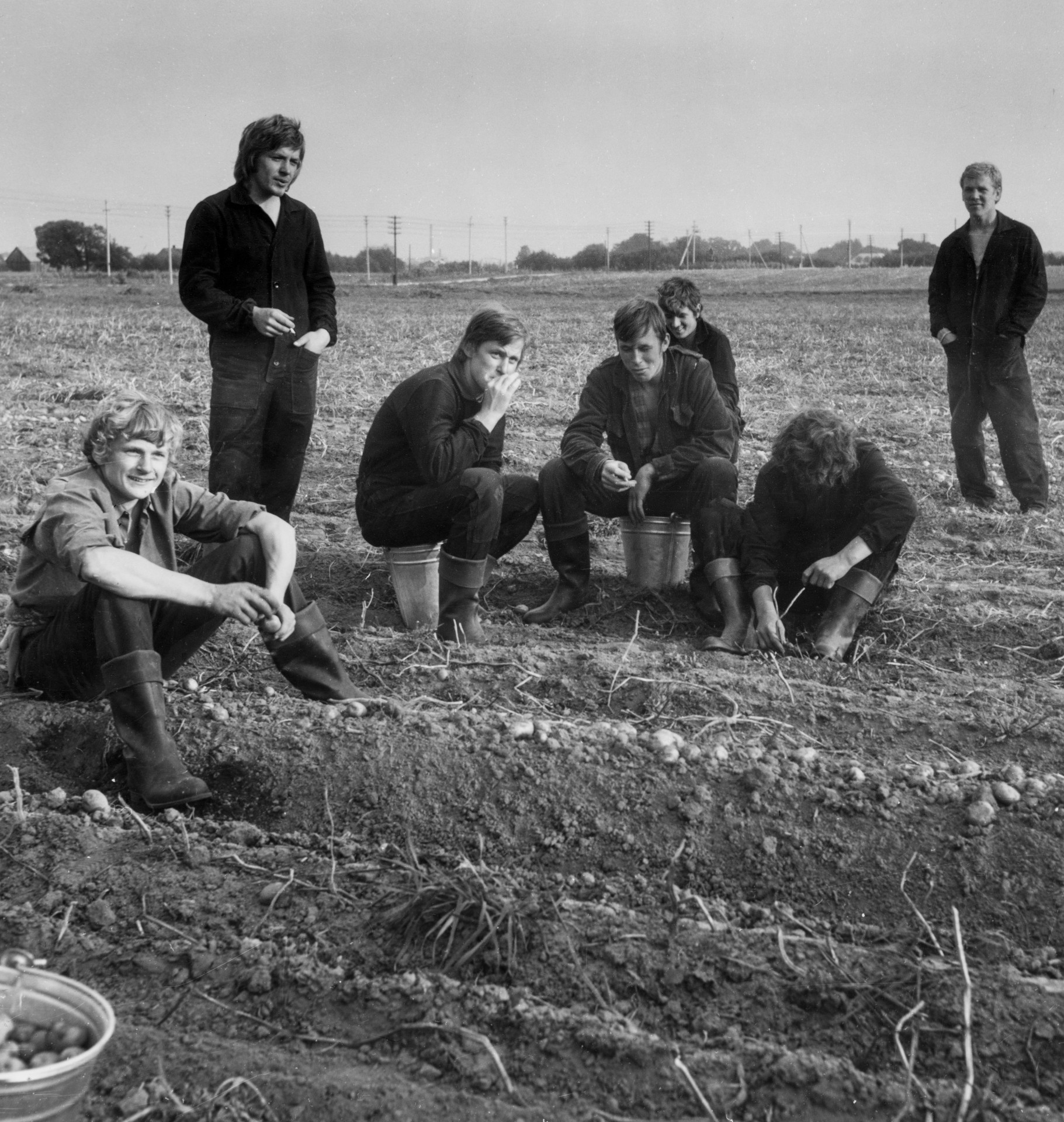 Jaunuoliai bulviakasyje kolūkio laukuose. ©Benjaminas Pocius / Tauragės krašto muziejus „Santaka“