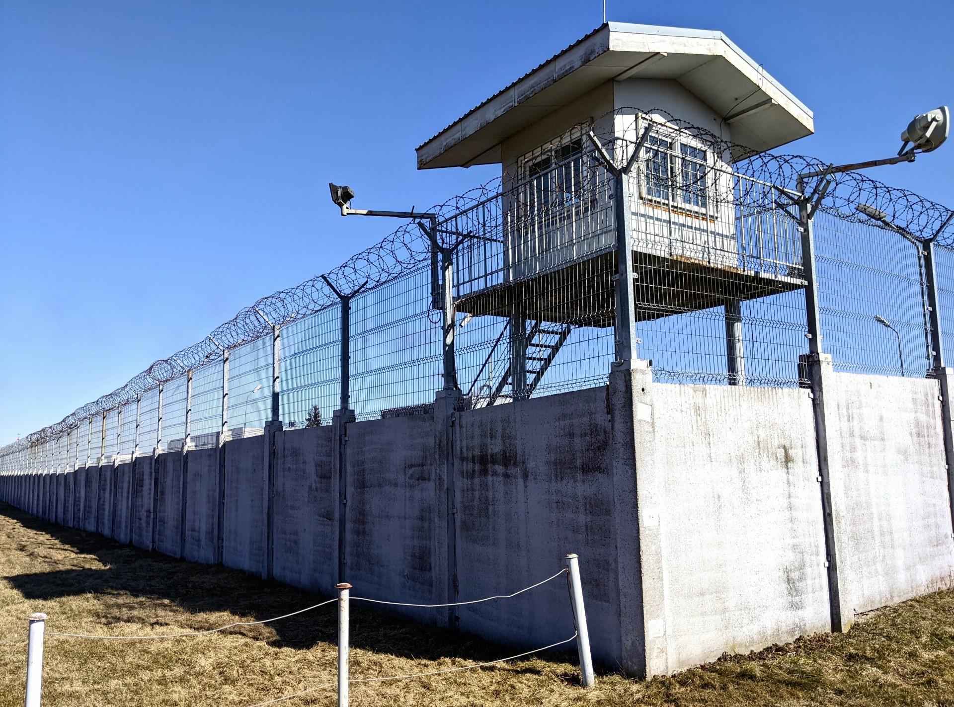 Kybartų sulaikymo centras yra viena iš penkių vietų, kur Lietuvoje uždaryti virš 2,700 migrantų. ©Ewa Wołkanowska-Kołodziej