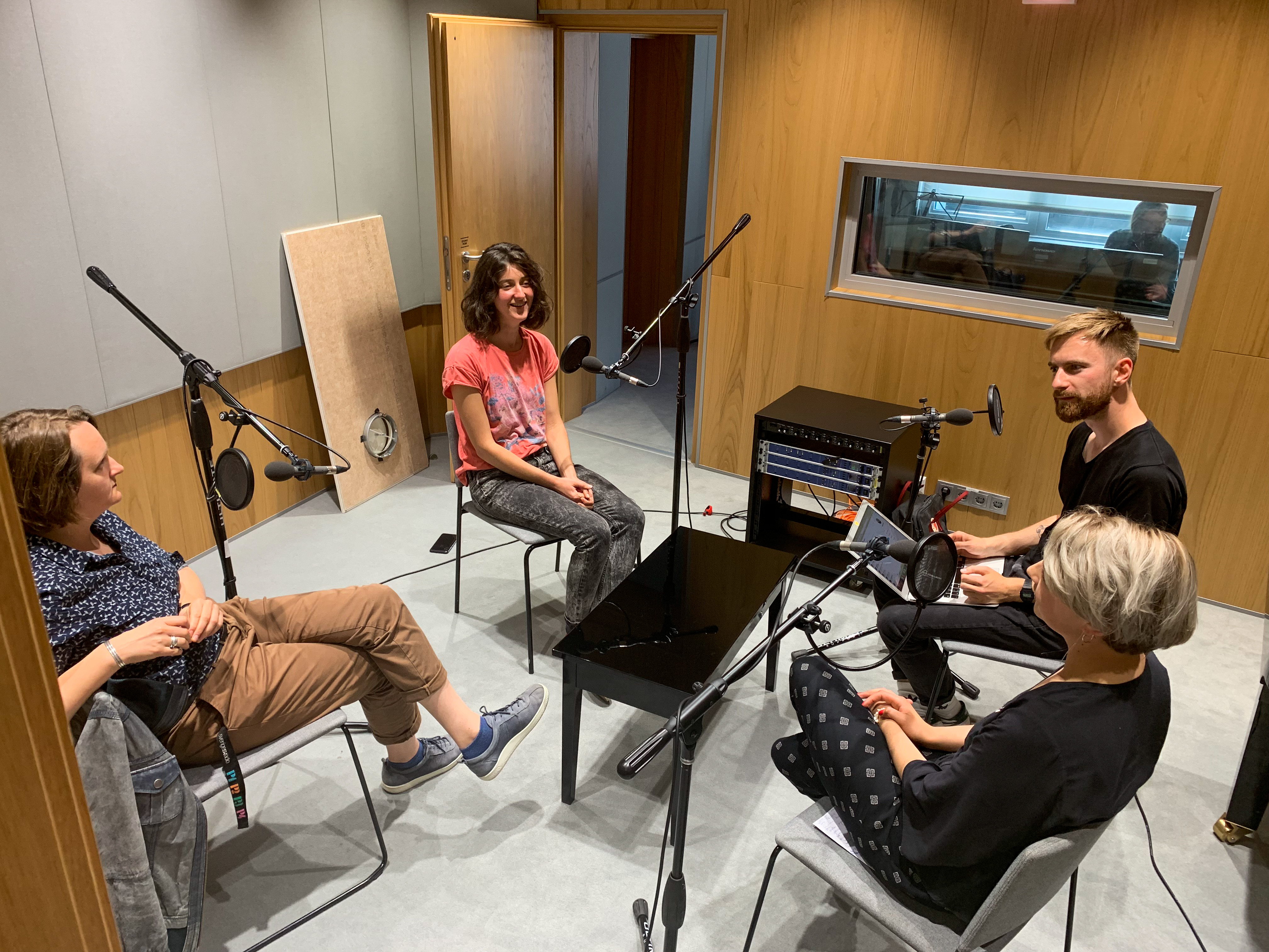 Queer asmenybių istorijas kino stovyklai rinko LRT Radijo žurnalistės ir „Radijo klausyklos“ iniciatorės Vaida Pilibaitytė (apačioje kairėje) ir Vita Ličytė (apačioje dešinėje). Iš „Nanook“ pusės medžiagas rengė Martyna Šulskutė (viršuje kairėje), su jomis kalbėjosi podkasto redaktorius Karolis Vyšniauskas (viršuje dešinėje). Ketverto balsai veda klausytojus per šį epizodą. ©Aistė Baltraitytė