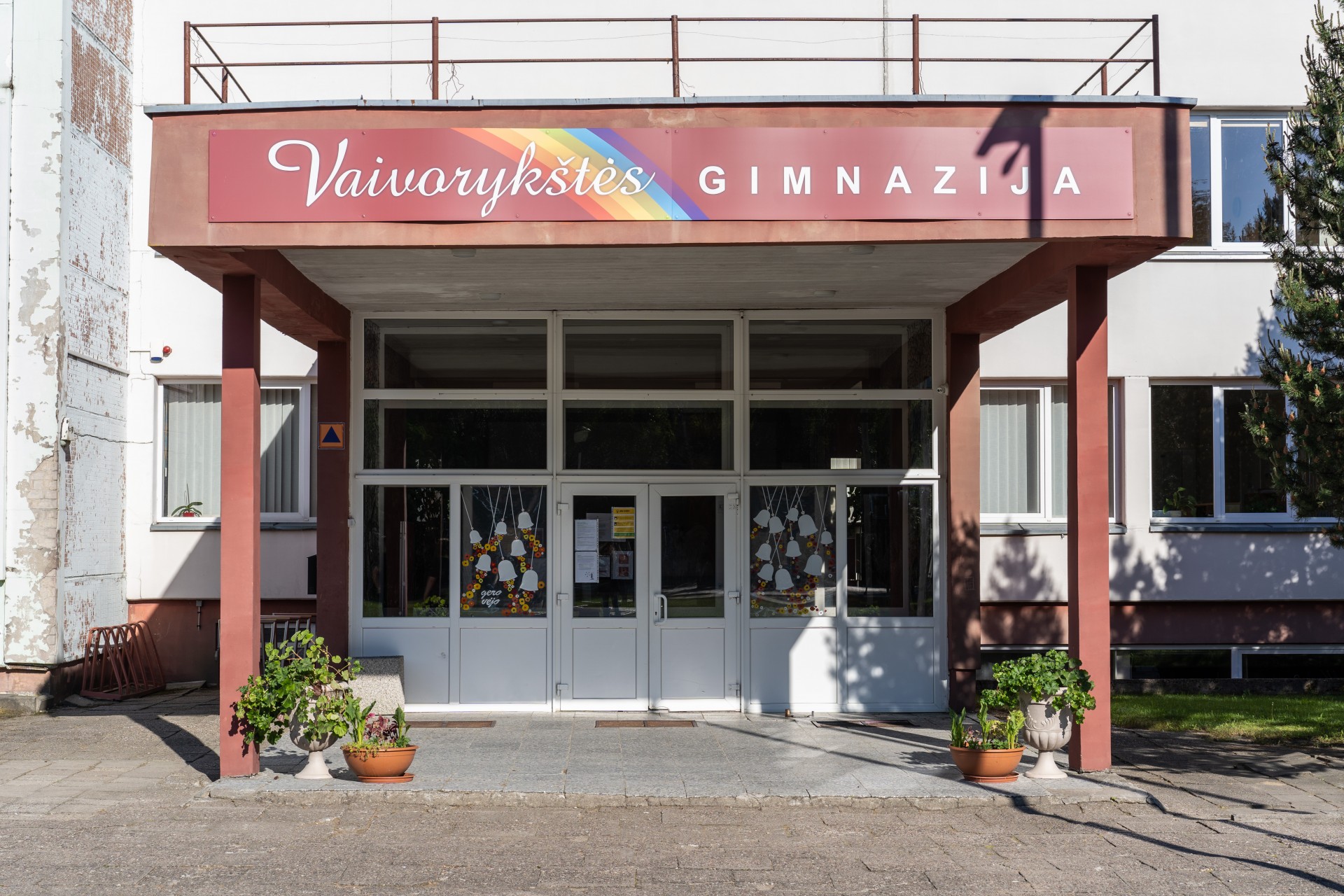 Haris mokėsi ir šiuo metu baiginėja Gargždų „Vaivorykštės“ gimnaziją. Čia jie yra susibūrę į LGBTQ+ žmonių grupę.