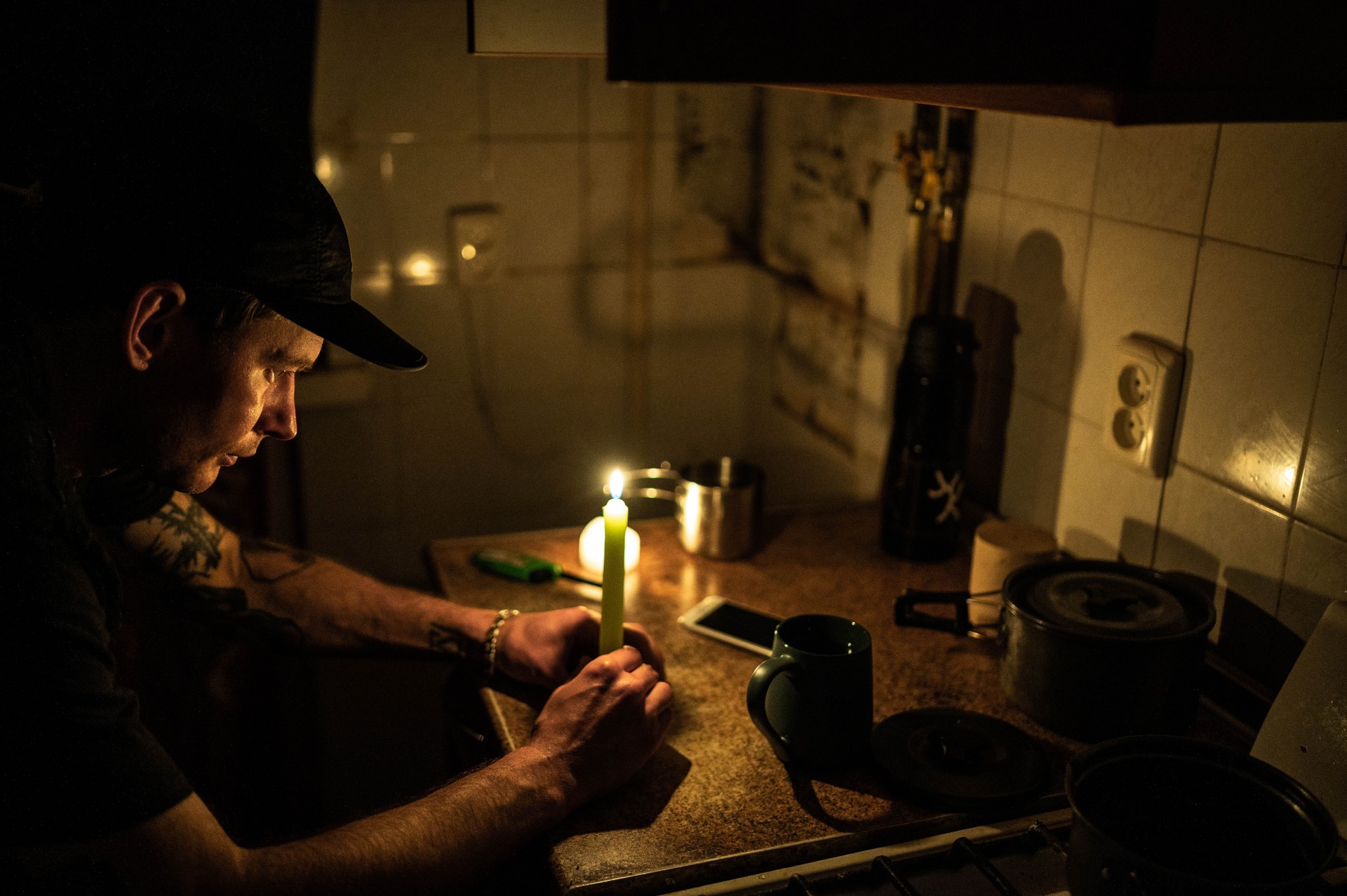 Apgulties metu Černihive mėnesį nebuvo elektros. Žvakės buvo vienintelis šviesos šaltinis.