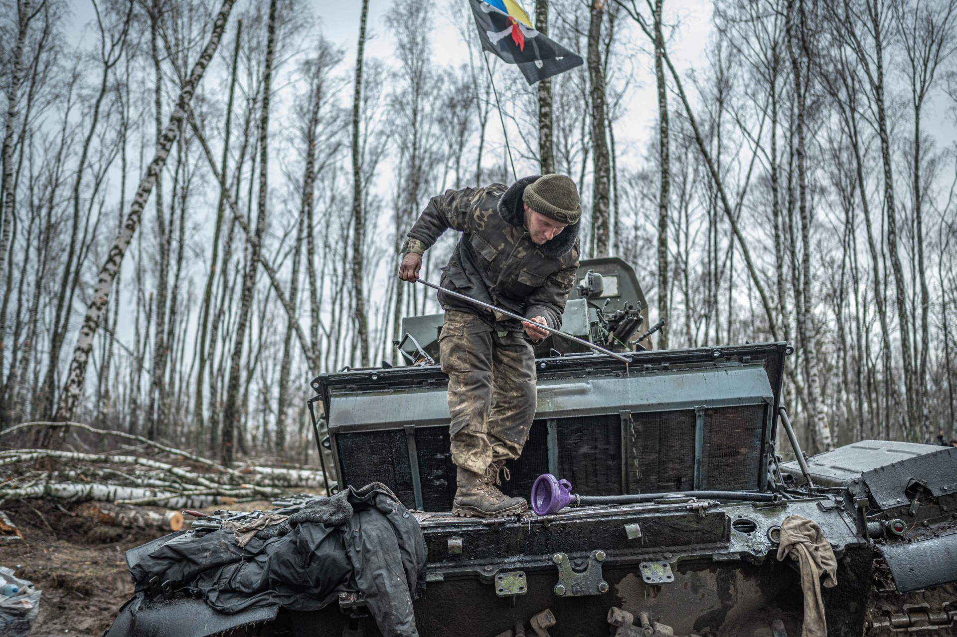 Ukrainiečių karo mechanikas Oleksejus bando atgaivinti numestą rusų tanką miške šalia Černihivo.