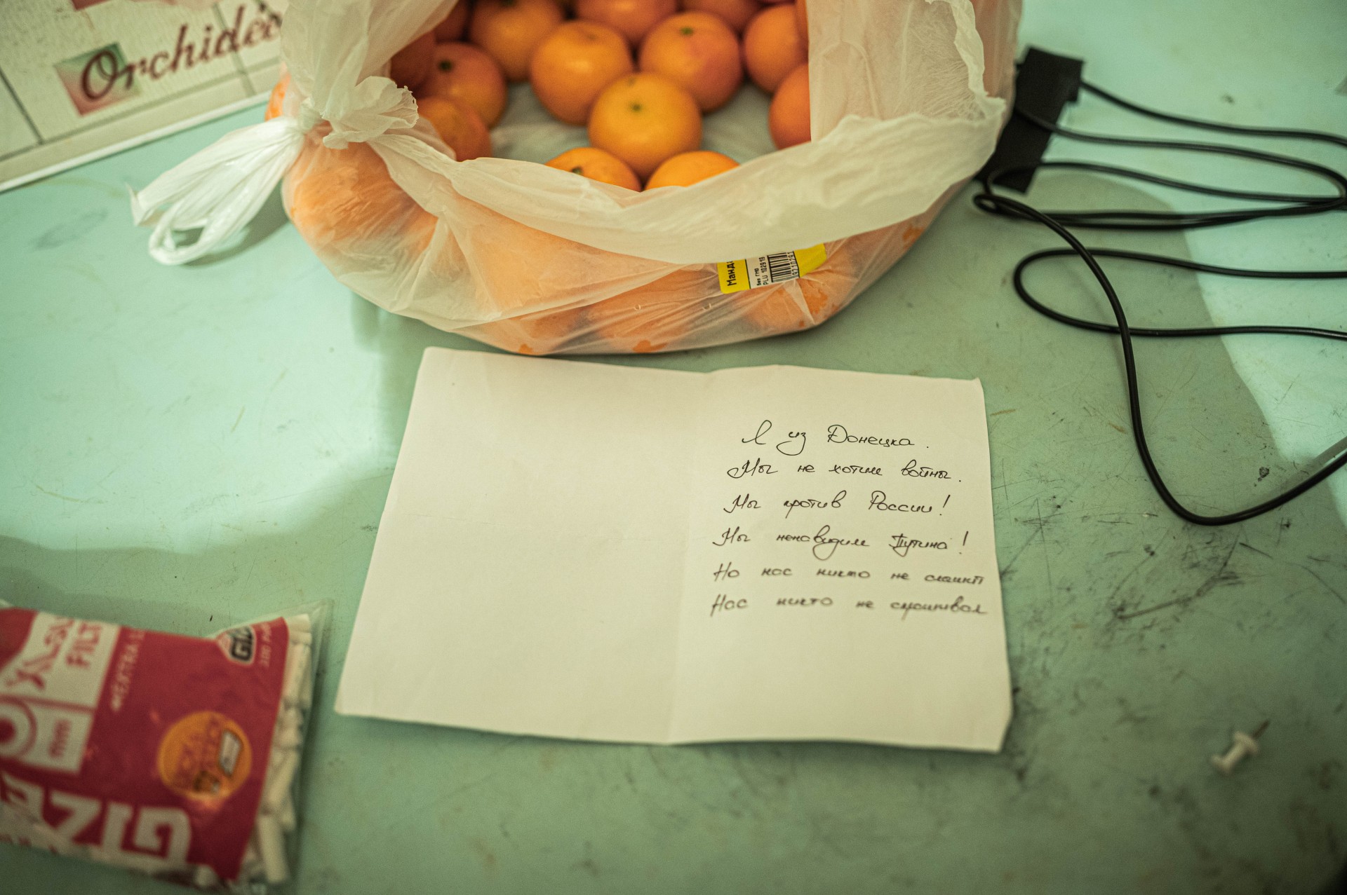 „Aš iš Donecko. Mes nenorime karo. Mes prieš Rusiją! Mes nekenčiame Putino! Bet mūsų niekas negirdi. Mūsų niekas neklausė“ – su humanitarine siunta iš Kazachstano atkeliavęs laiškas, kurį Dima rado kartu su šokoladu.