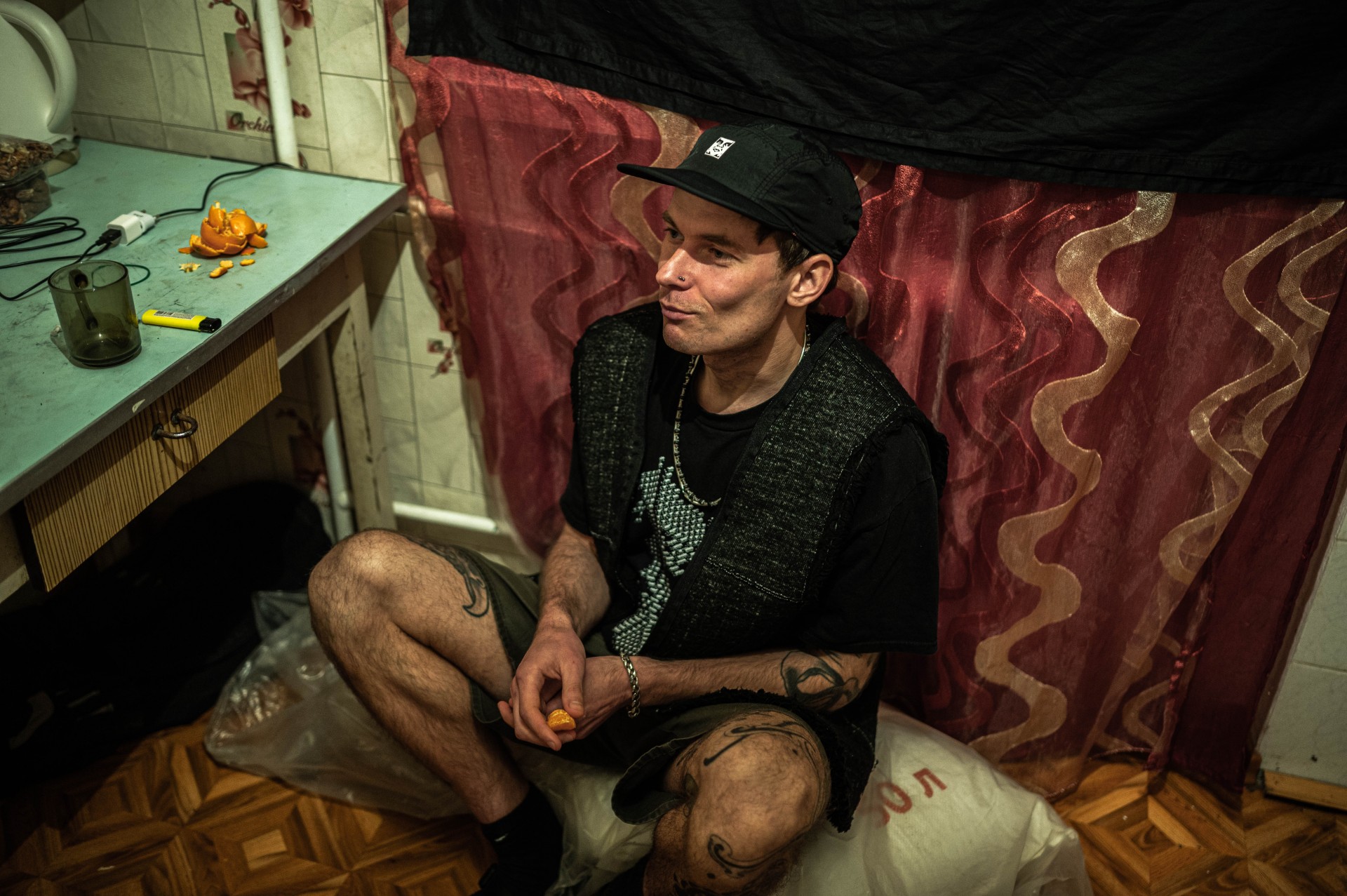 Tatuiruočių meistras Dmytro Novikovas savo bute.