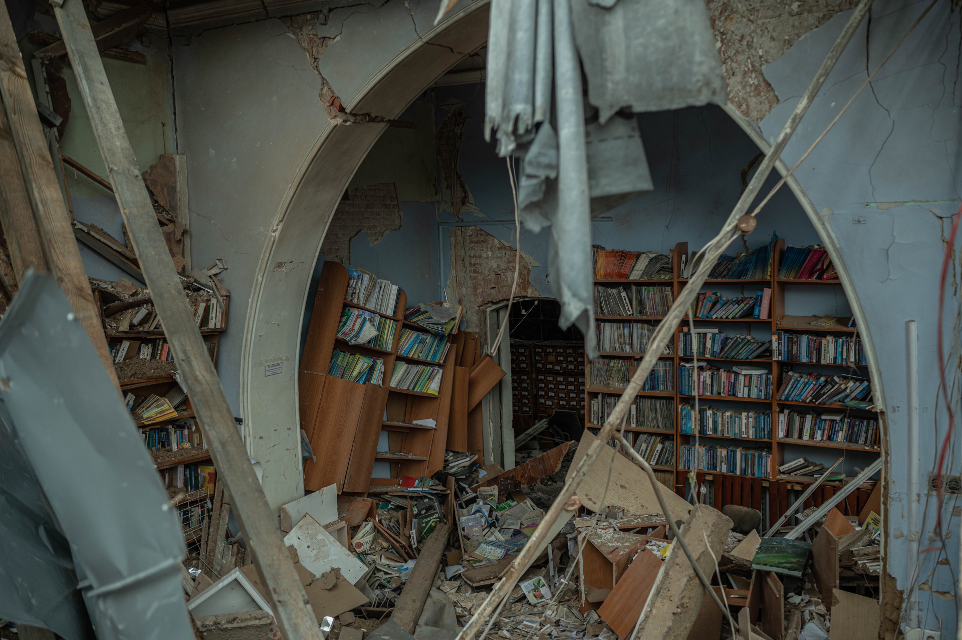 Sugriauta biblioteka iš vidaus.