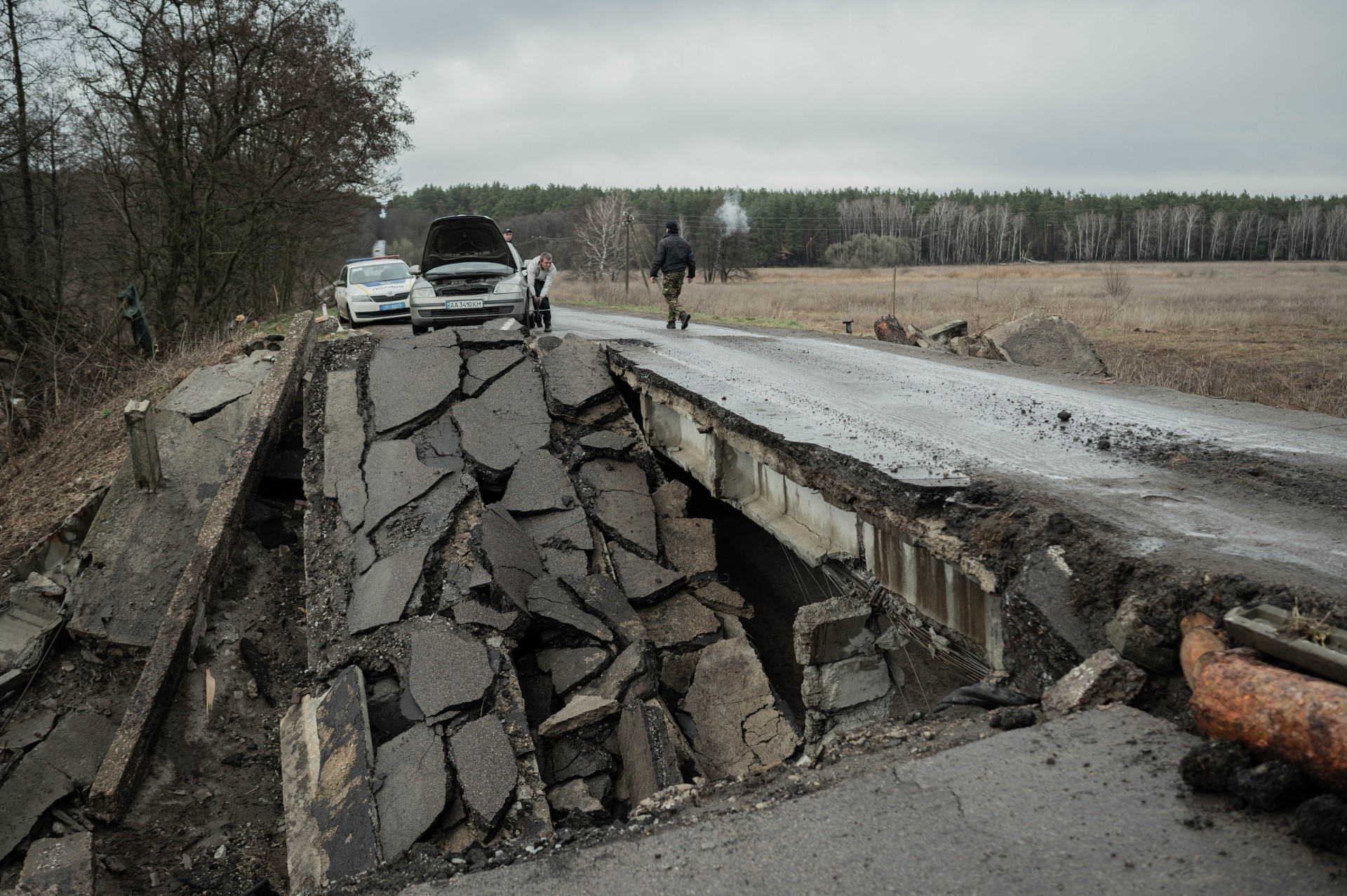 Susprogdintas tiltas pakeliui į Černihivą.