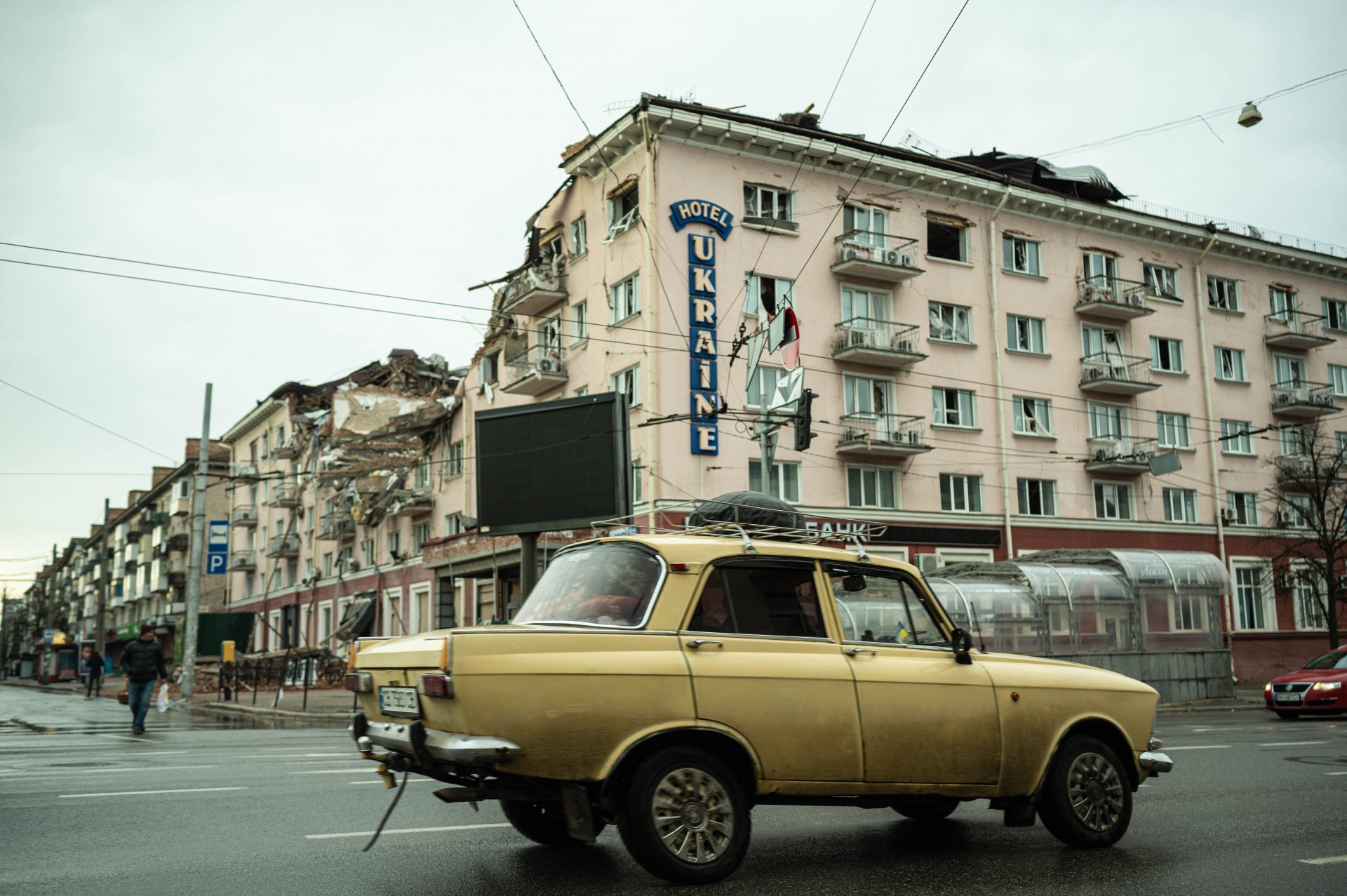 Kovo 12 d. subombarduotas viešbutis „Hotel Ukraine“.