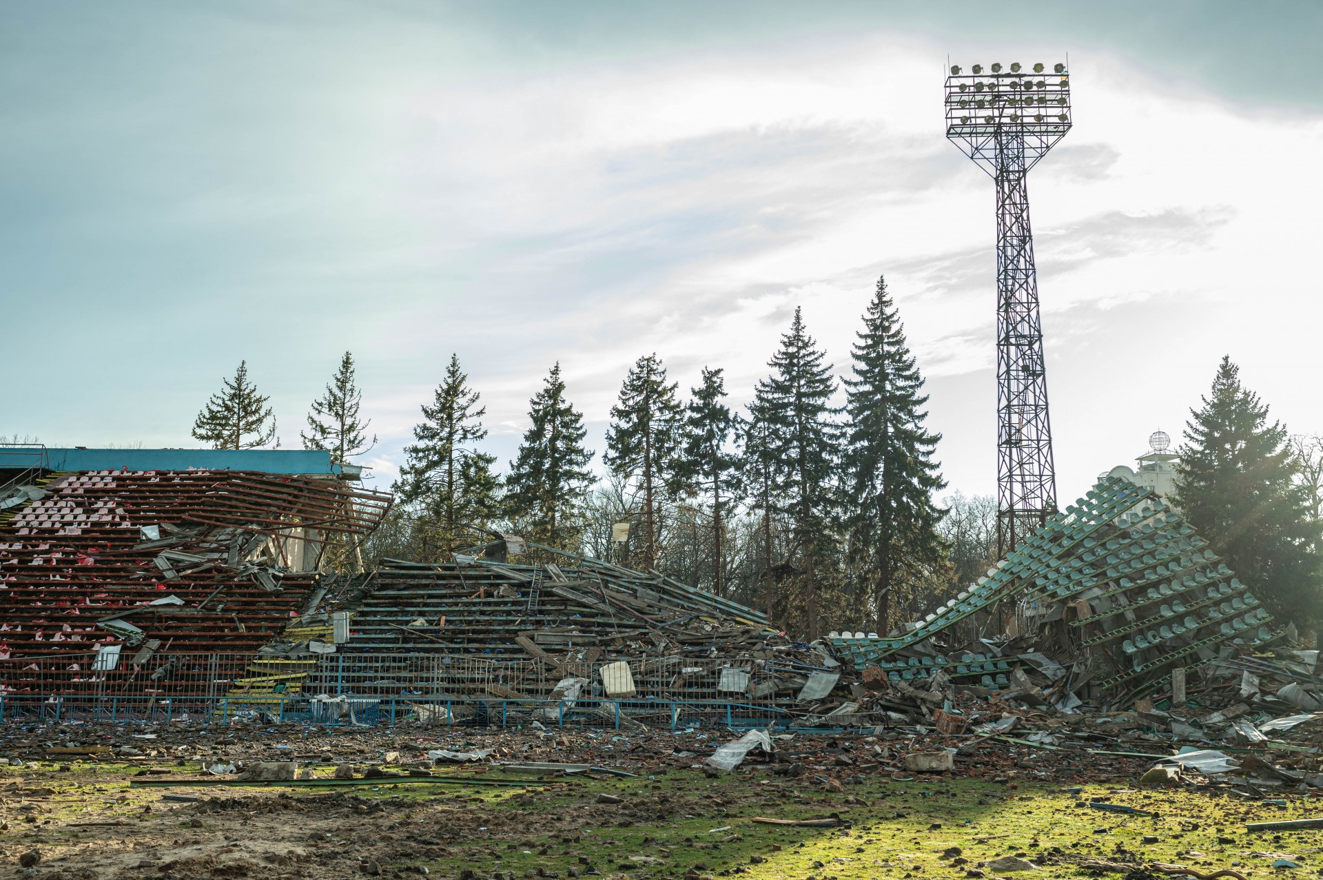 Kovo 11 d. Rusijos aviacijos sugriauta Černihivo futbolo stadiono tribūna.
