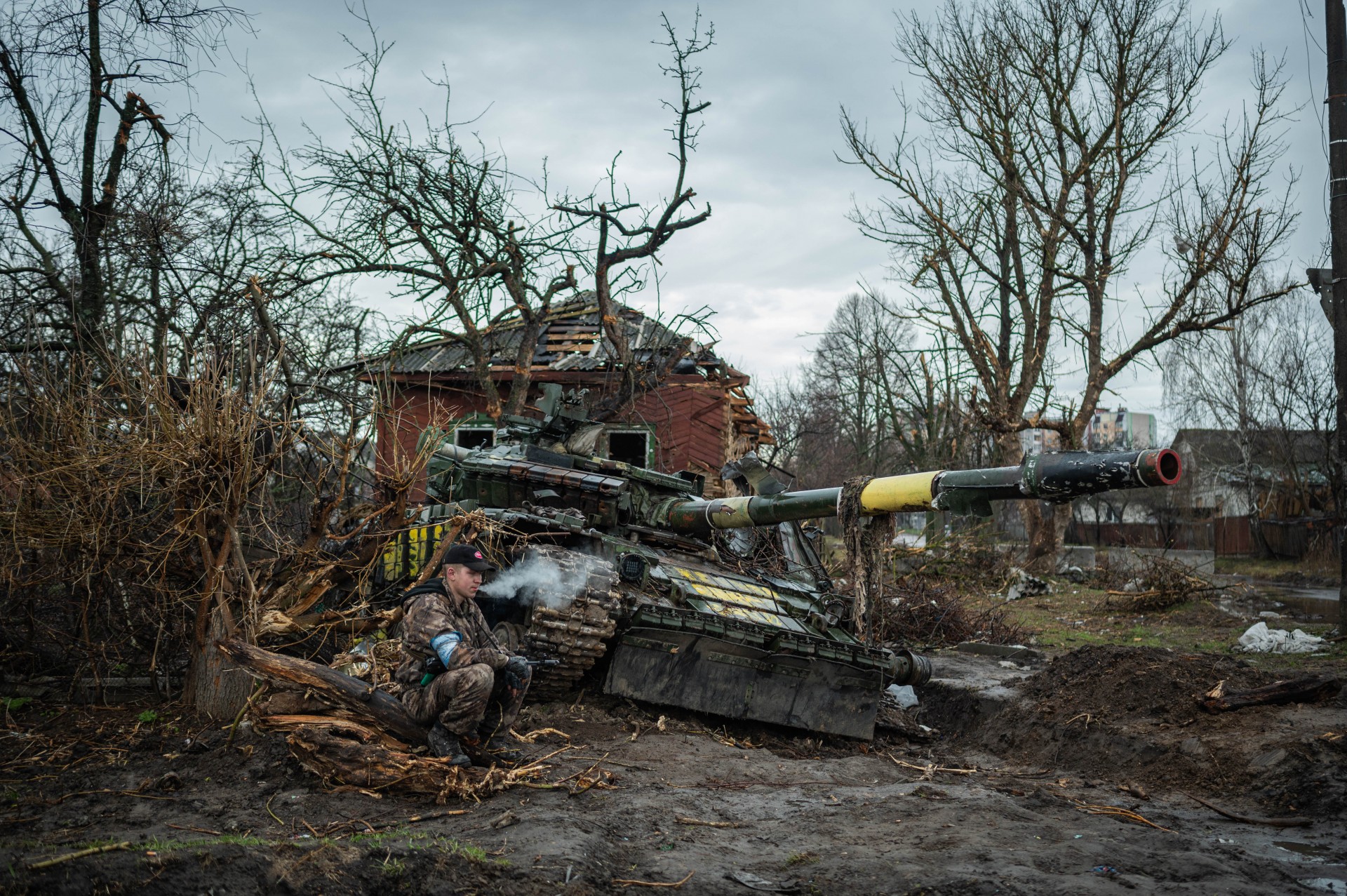 Ukrainietis karys rūko prie nukauto ukrainiečių tanko.