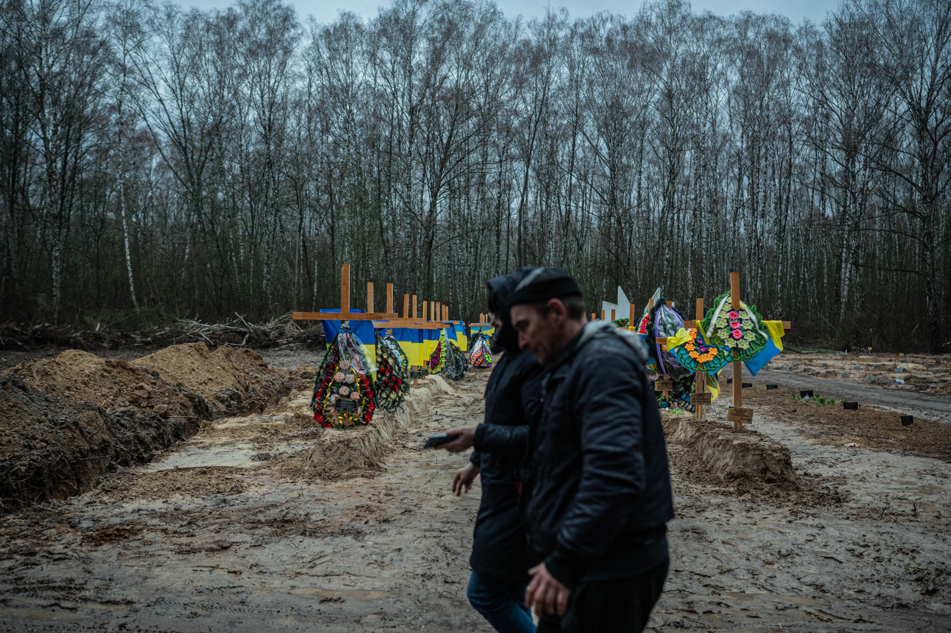 Švieži žuvusių Ukrainos kovotojų kapai Černihivo kapinėse. Oficialiais duomenimis, per oro antskrydžius žuvo apie 700 žmonių, iš kurių 450 – civiliai. Daug žmonių vis dar laikomi dingę be žinios.