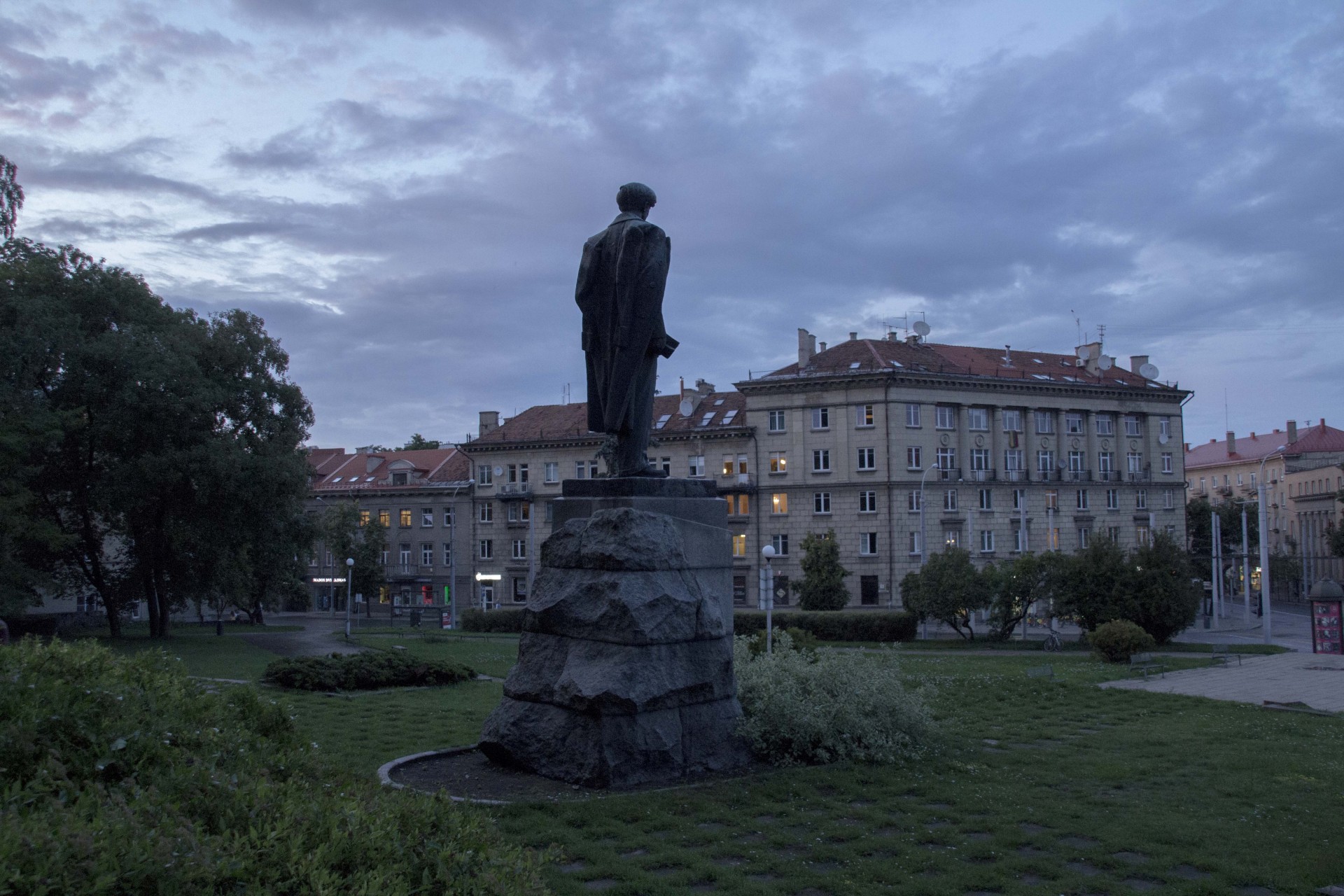 Tarpukario Lietuvoje Petras Cvirka buvo bene svarbiausias naujos kartos Lietuvos rašytojas. Paminklas jam Vilniaus centre pastatytas 1959 m., jau po rašytojo mirties. Paminklo autorius Juozas Mikėnas yra laikomas vienu Lietuvos moderniosios skulptūros pradininkų. ©Emilija Paciūnaitė
