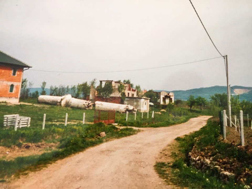 Satko gimtasis miestas Kozaracas po Bosnijos karo. Iš asmeninio Satko Mujagić archyvo.