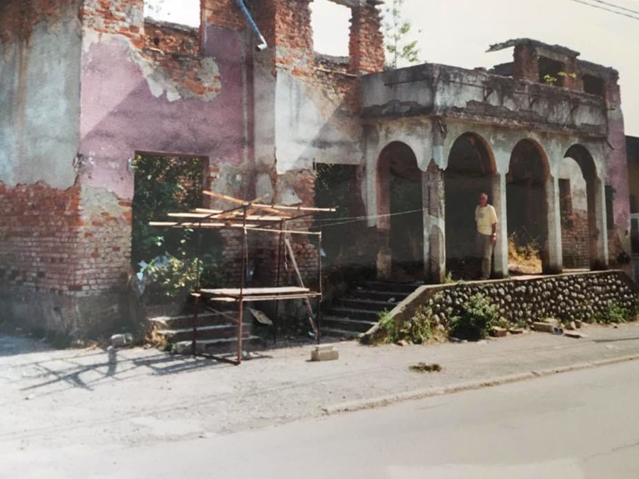 Satko gimtasis miestas Kozaracas po Bosnijos karo. Iš asmeninio Satko Mujagić archyvo.