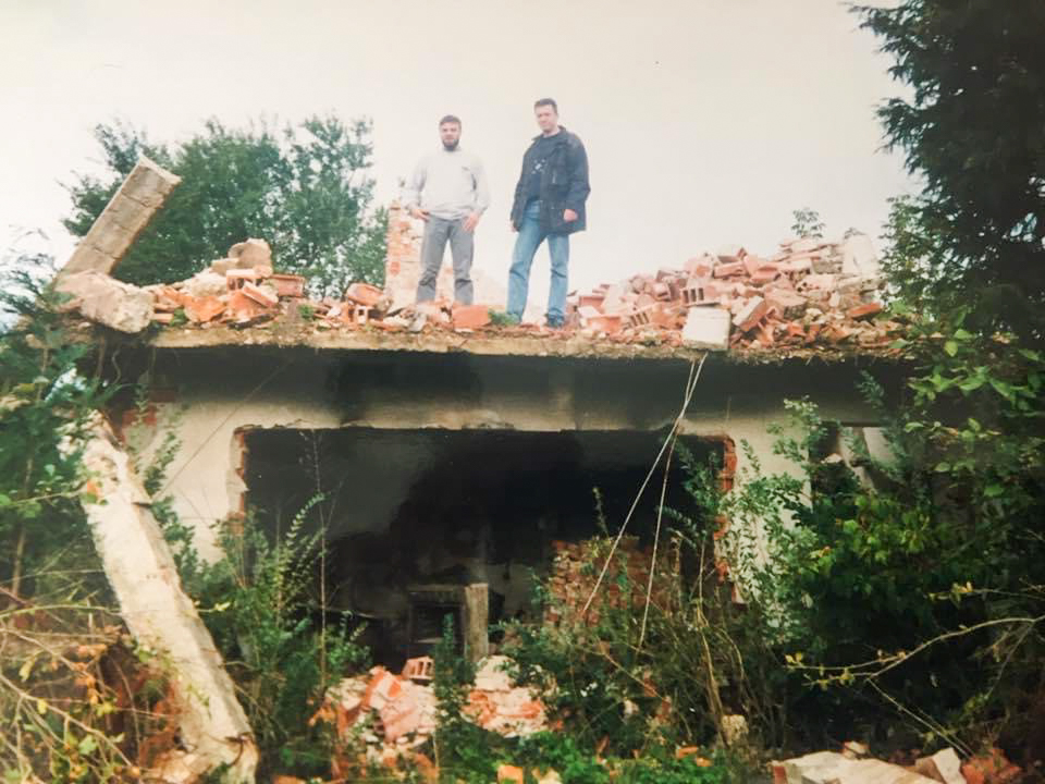Satko gimtasis miestas Kozaracas po Bosnijos karo. Iš asmeninio Satko Mujagić archyvo.
