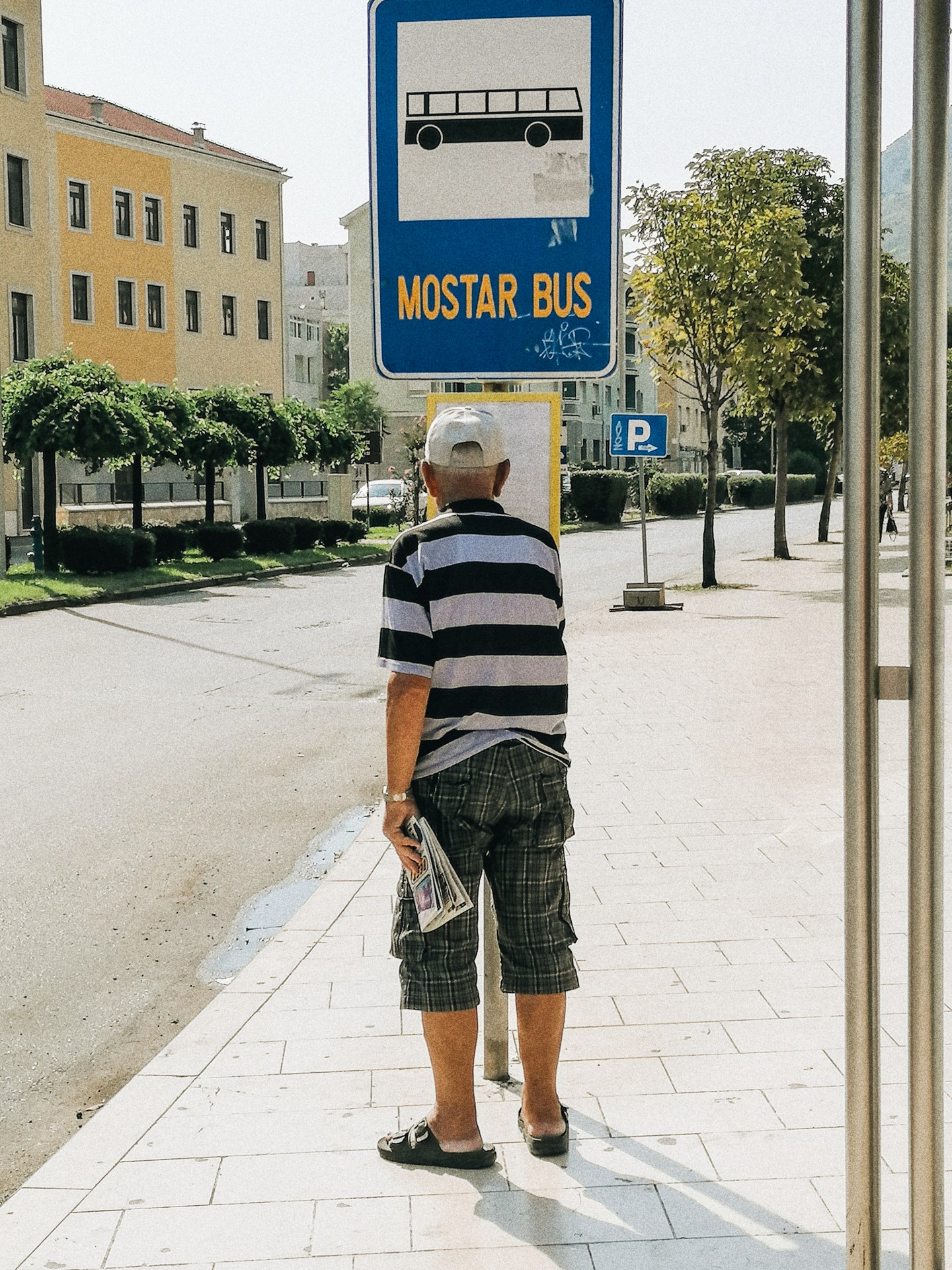 Vyras laukia autobuso Mostaro mieste. Bosnija ir Hercegovina, 2019 m. ©Guoda Taraškevičiūtė