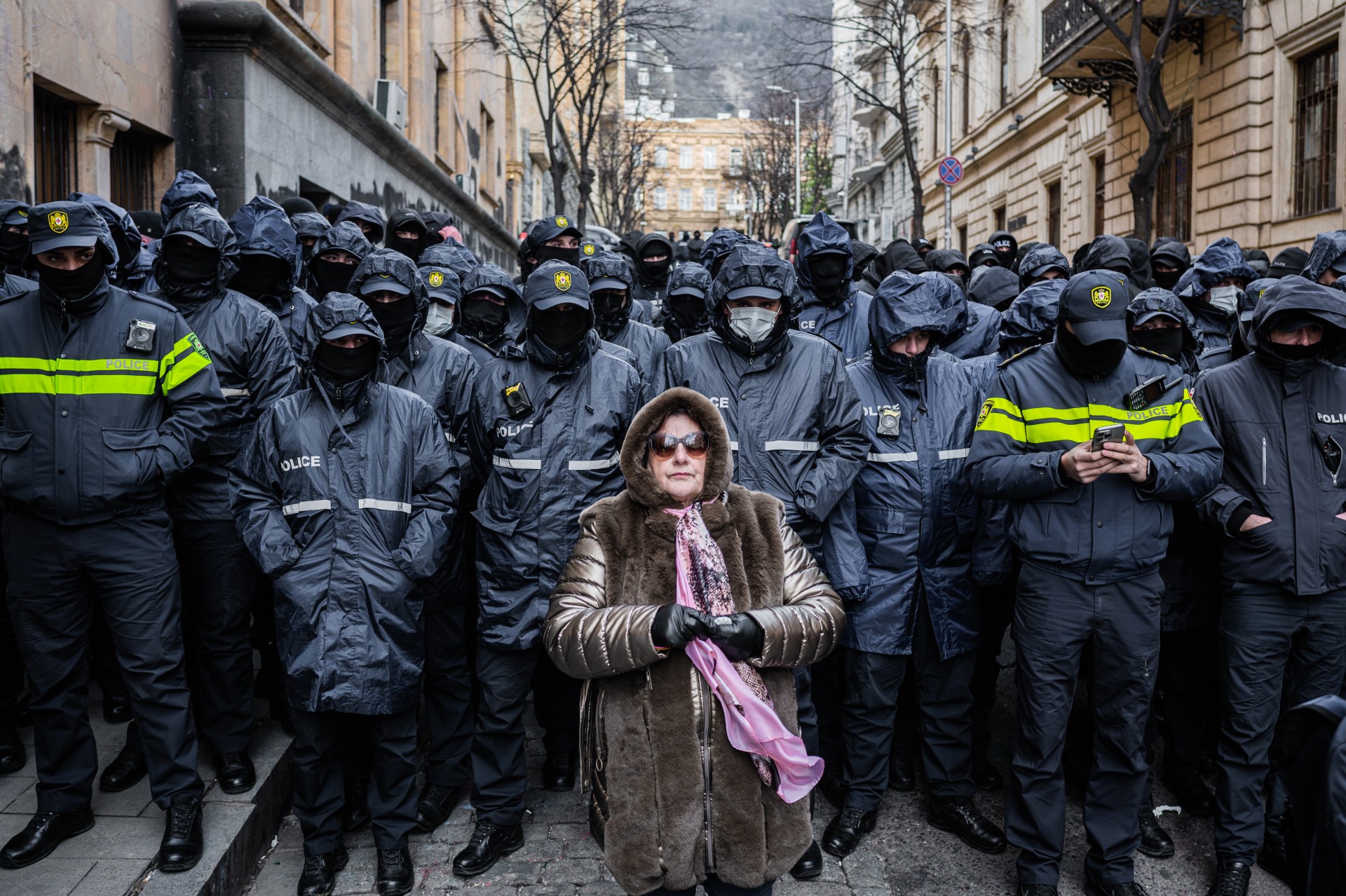 Protestuotoja priešais policijos sieną prie parlamento. ©Denis Vėjas