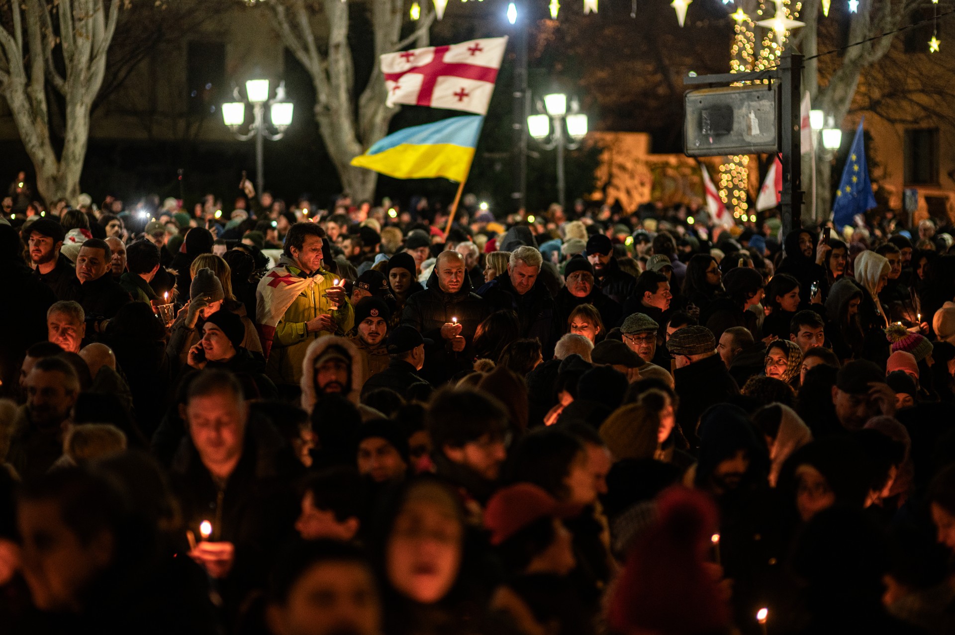Tapytoją Giorgį Gagošidzę protestuose galima pamatyti iš toli – jis visada su Sakartvelo ir Ukrainos vėliavomis. ©Denis Vėjas